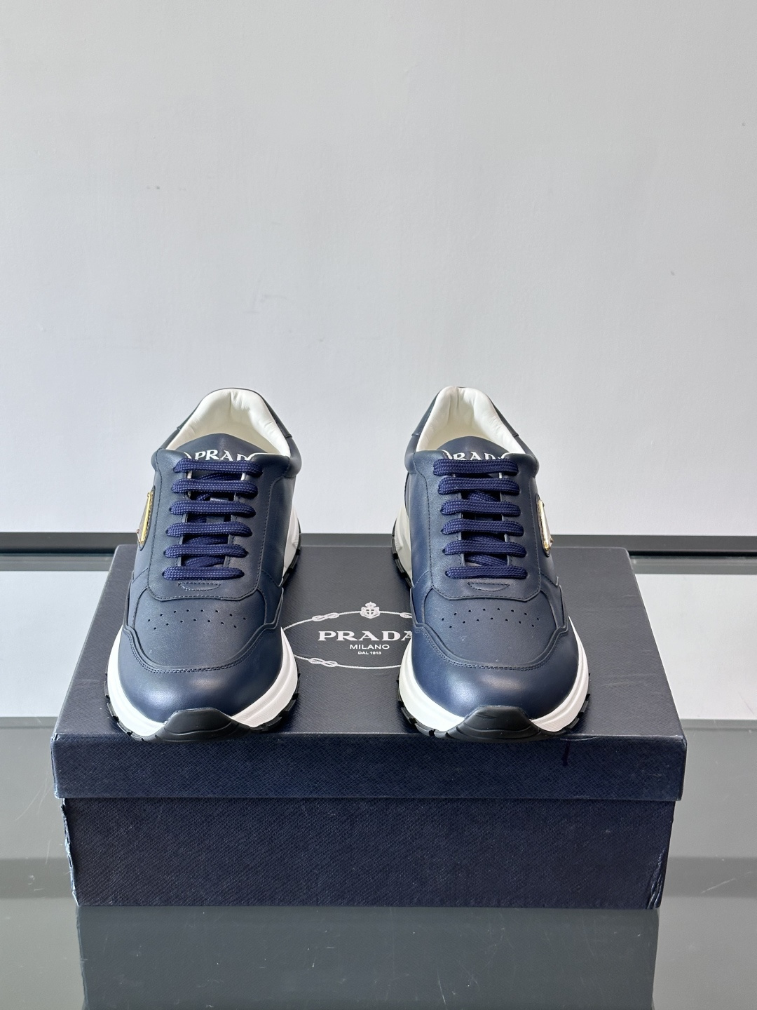 Prada男款三角标厚底运动鞋，牛皮革+经典三角标，低调奢华感满满✨。厚底设计不仅增高，还超舒适，日常穿