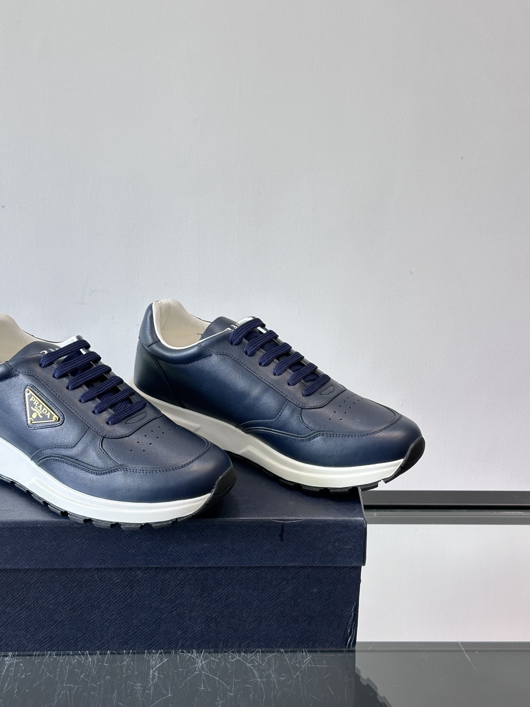 Prada男款三角标厚底运动鞋，牛皮革+经典三角标，低调奢华感满满✨。厚底设计不仅增高，还超舒适，日常穿