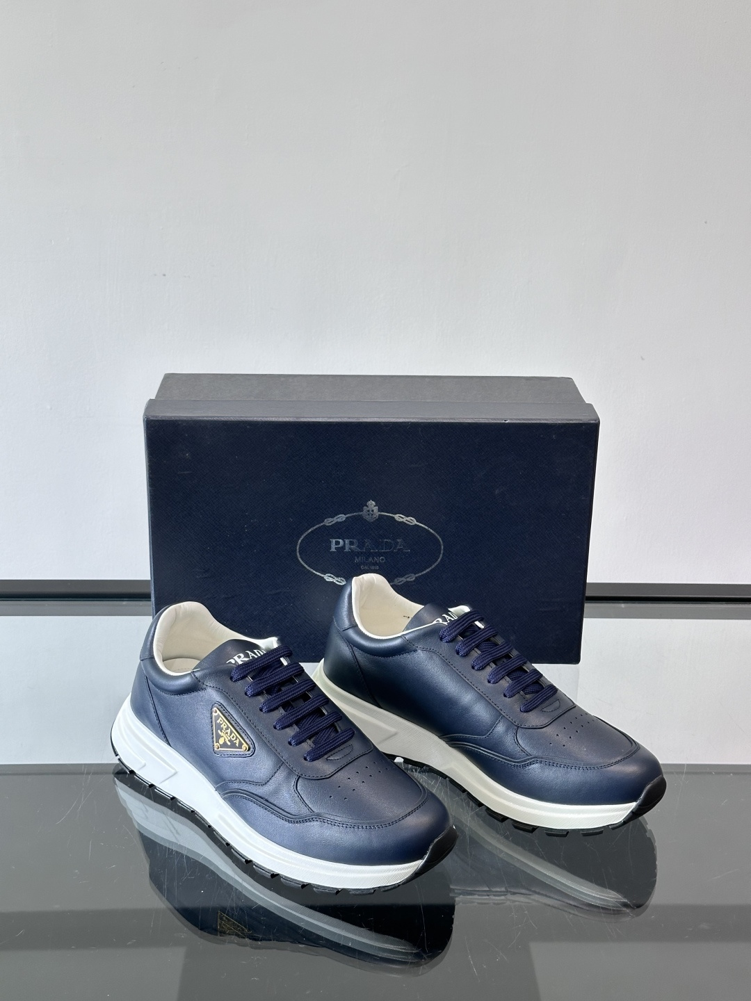 Prada男款三角标厚底运动鞋，牛皮革+经典三角标，低调奢华感满满✨。厚底设计不仅增高，还超舒适，日常穿