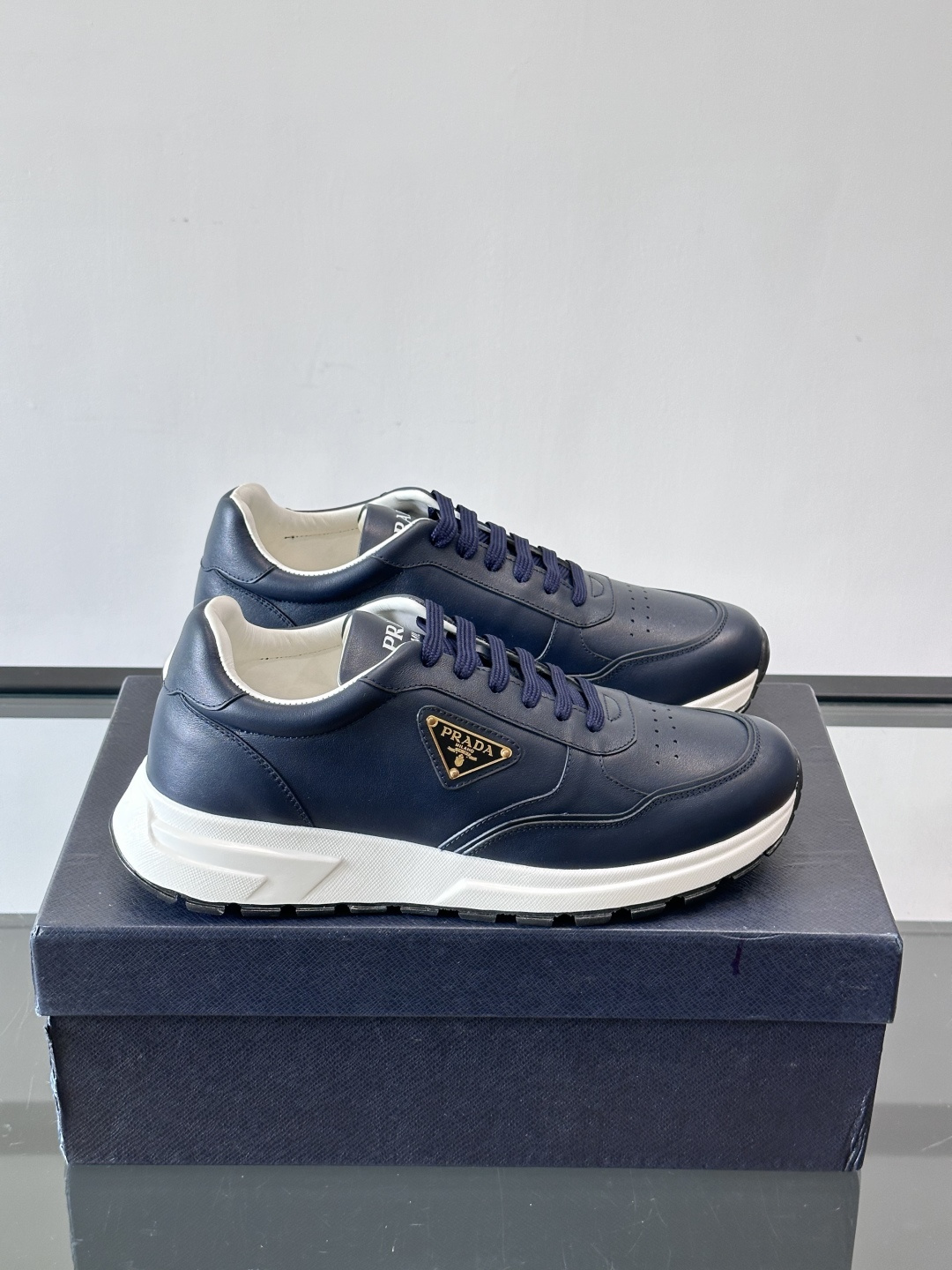 Prada男款三角标厚底运动鞋，牛皮革+经典三角标，低调奢华感满满✨。厚底设计不仅增高，还超舒适，日常穿
