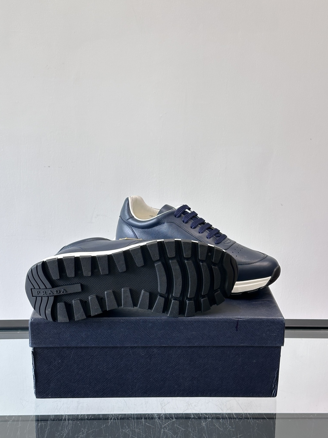 Prada男款三角标厚底运动鞋，牛皮革+经典三角标，低调奢华感满满✨。厚底设计不仅增高，还超舒适，日常穿