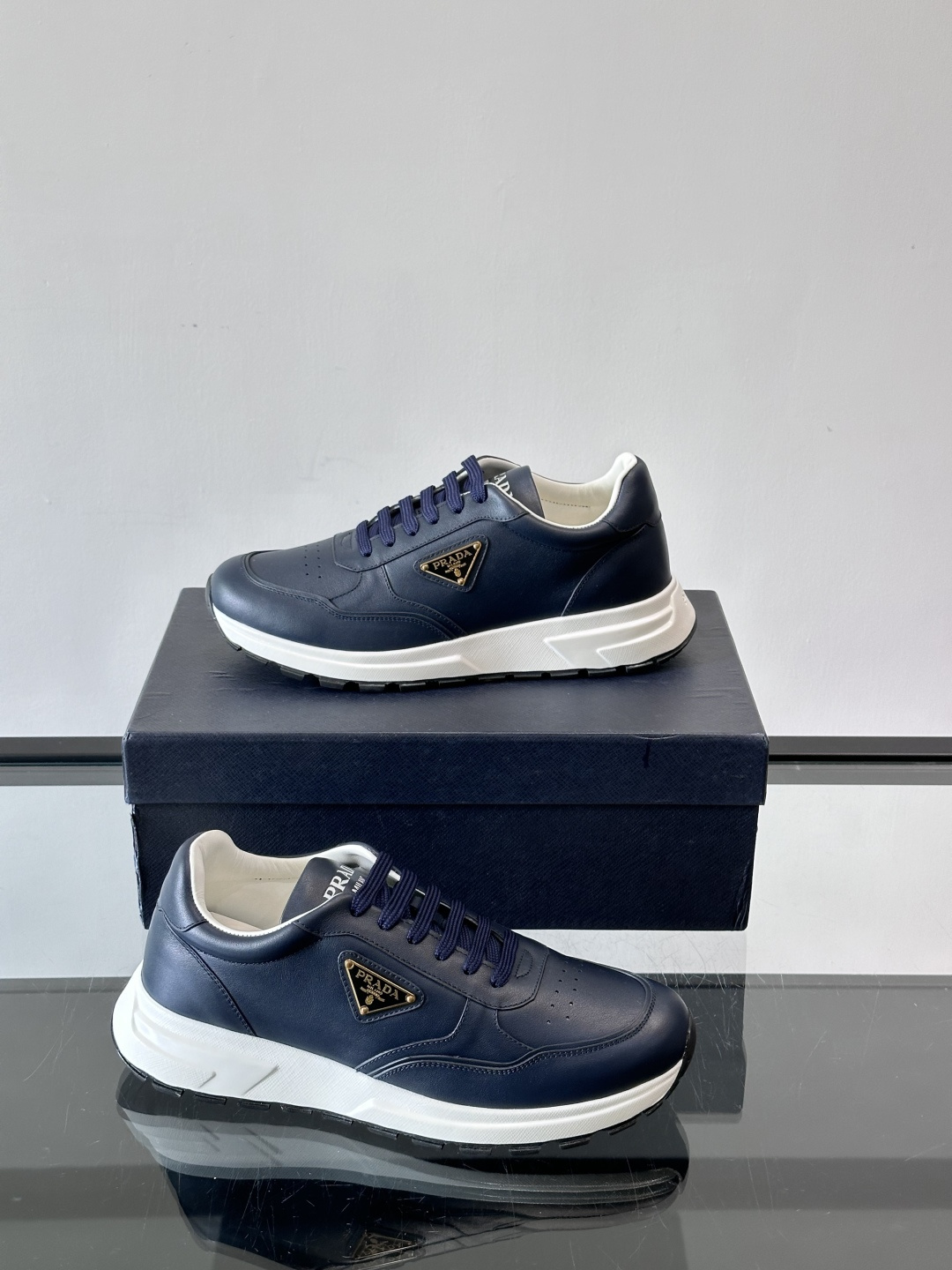 Prada男款三角标厚底运动鞋，牛皮革+经典三角标，低调奢华感满满✨。厚底设计不仅增高，还超舒适，日常穿