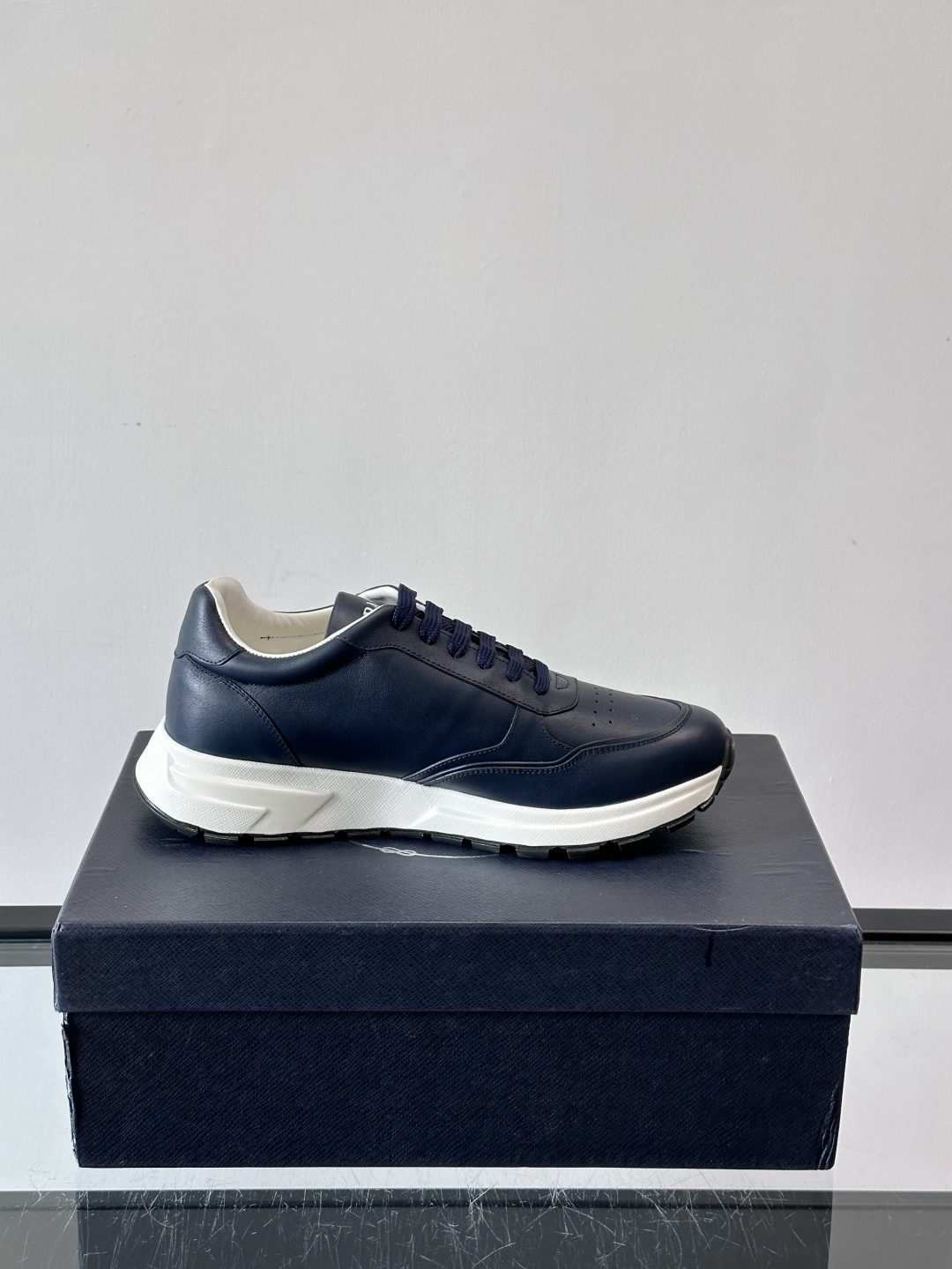 Prada男款三角标厚底运动鞋，牛皮革+经典三角标，低调奢华感满满✨。厚底设计不仅增高，还超舒适，日常穿