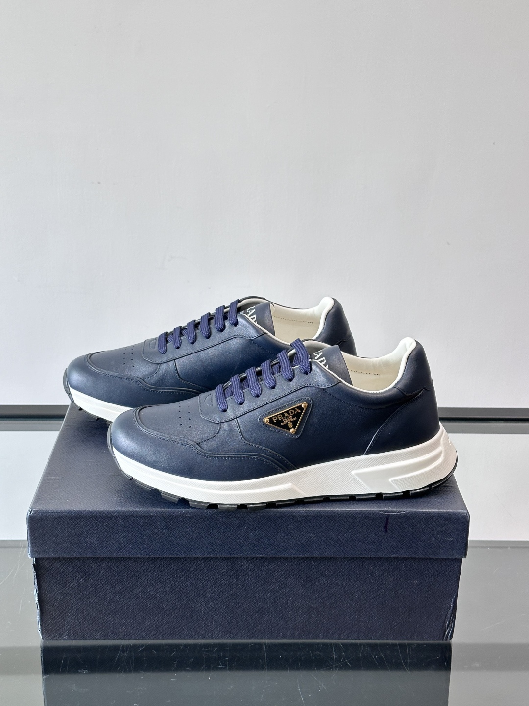 Prada男款三角标厚底运动鞋，牛皮革+经典三角标，低调奢华感满满✨。厚底设计不仅增高，还超舒适，日常穿