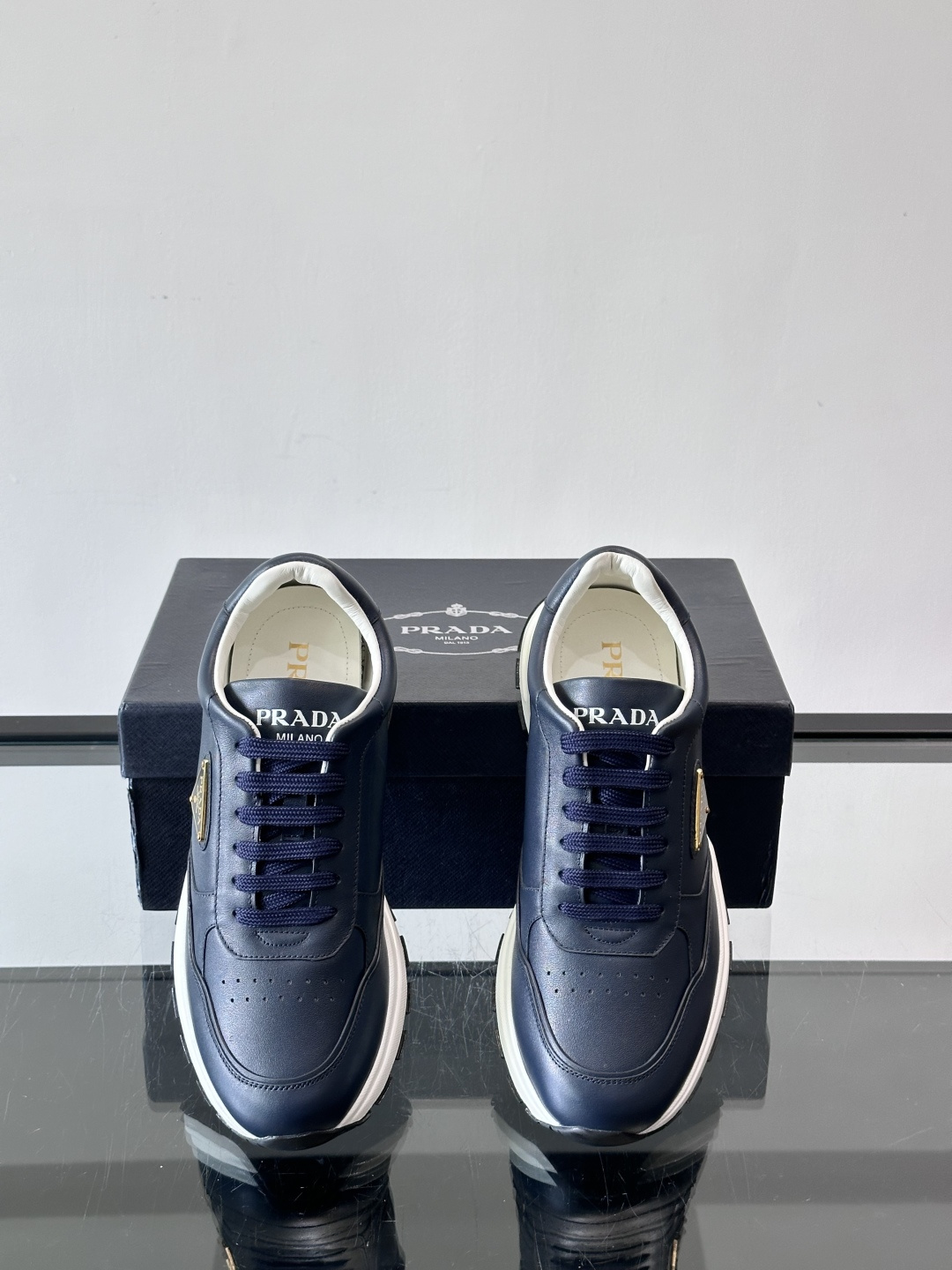 Prada男款三角标厚底运动鞋，牛皮革+经典三角标，低调奢华感满满✨。厚底设计不仅增高，还超舒适，日常穿