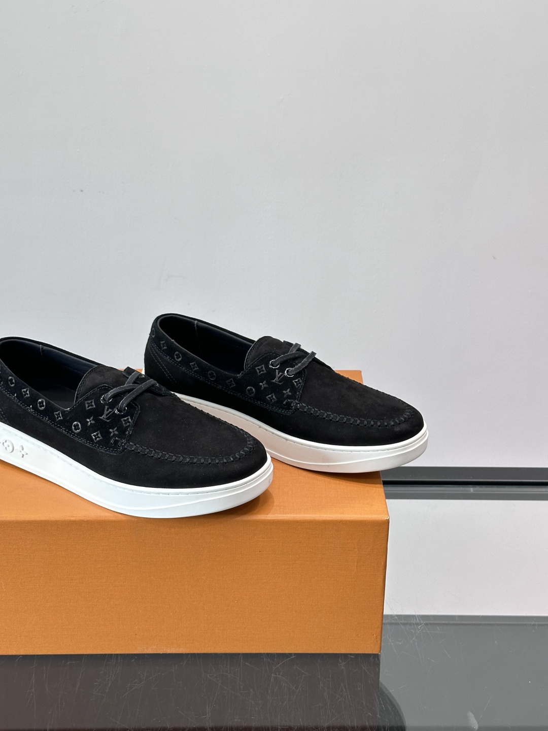 LV男士乐福鞋休闲鞋，采用高品质皮革，鞋面细腻透气，手工缝线+Monogram压纹，细节满分✨。橡胶鞋底