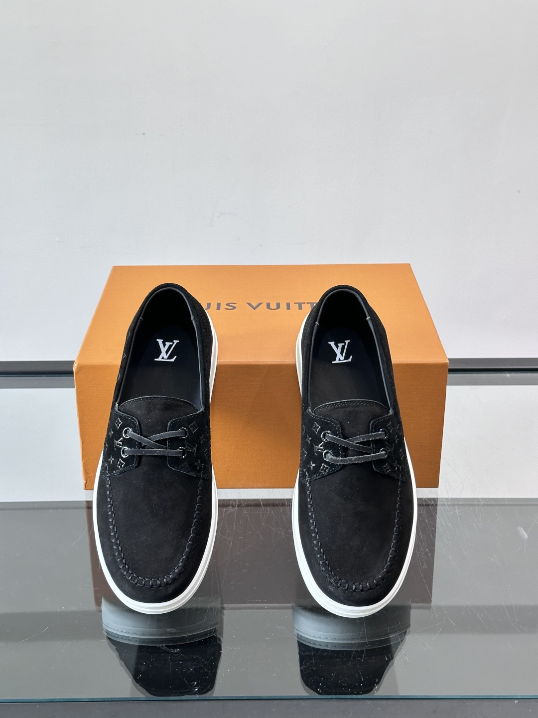 LV男士乐福鞋休闲鞋，采用高品质皮革，鞋面细腻透气，手工缝线+Monogram压纹，细节满分✨。橡胶鞋底