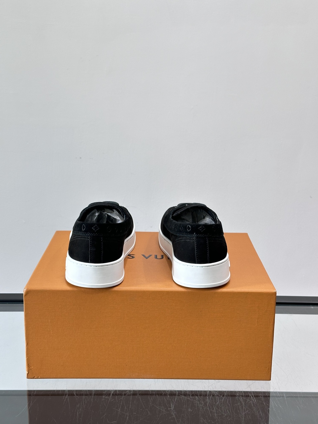 LV男士乐福鞋休闲鞋，采用高品质皮革，鞋面细腻透气，手工缝线+Monogram压纹，细节满分✨。橡胶鞋底