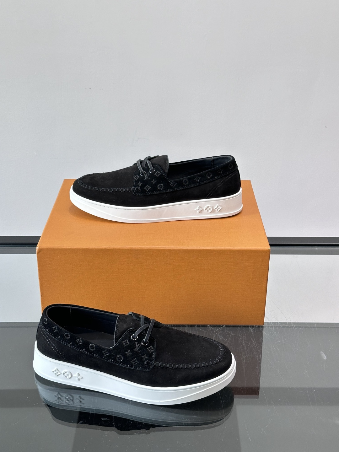 LV男士乐福鞋休闲鞋，采用高品质皮革，鞋面细腻透气，手工缝线+Monogram压纹，细节满分✨。橡胶鞋底