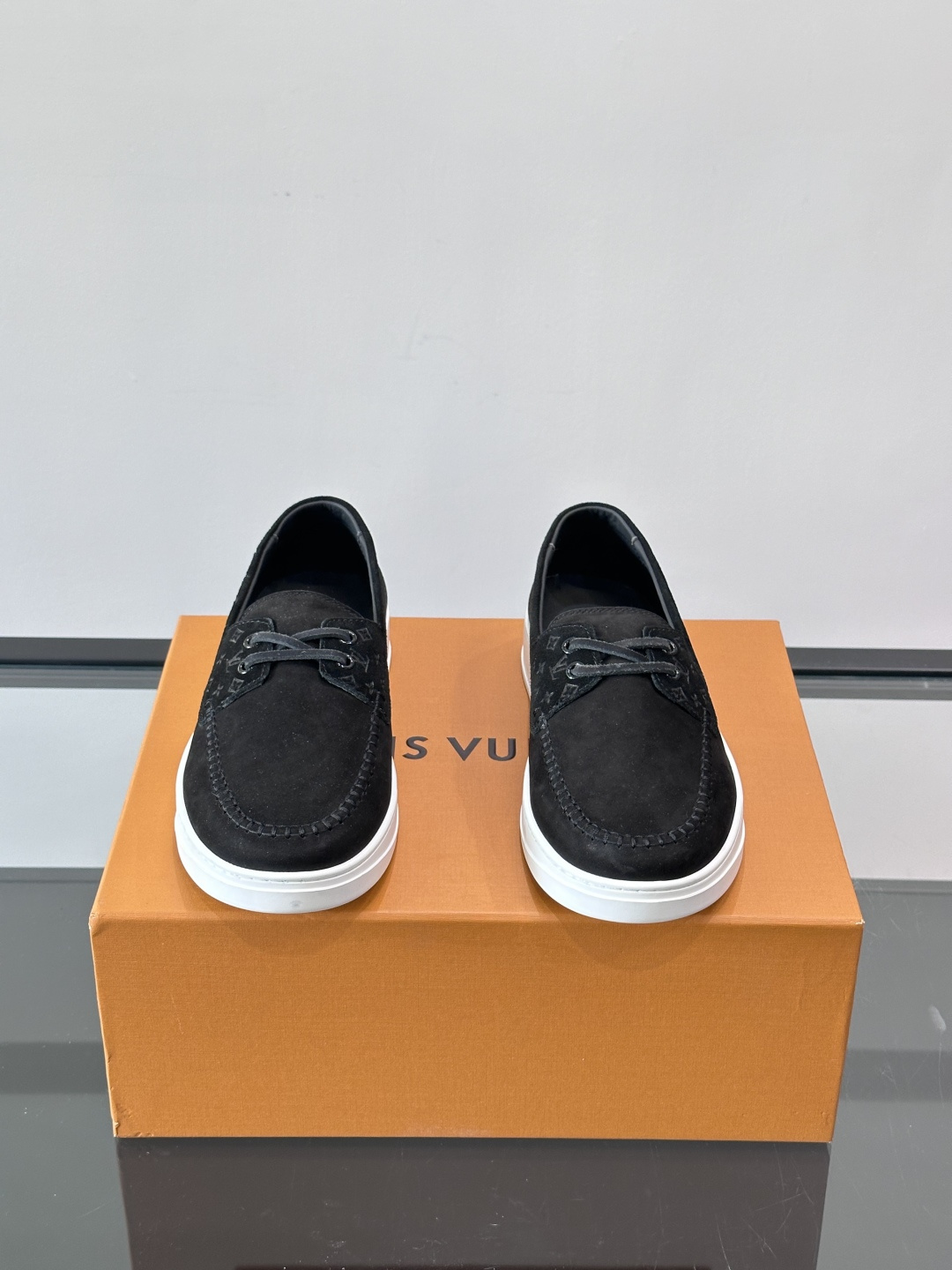 LV男士乐福鞋休闲鞋，采用高品质皮革，鞋面细腻透气，手工缝线+Monogram压纹，细节满分✨。橡胶鞋底