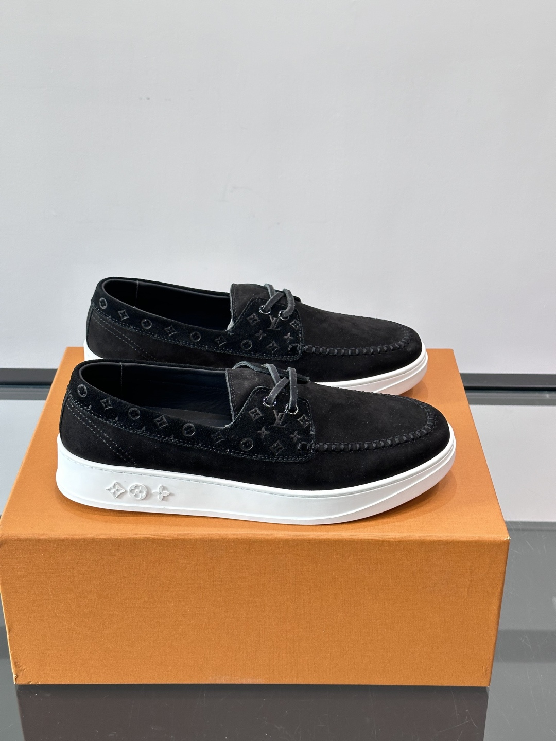 LV男士乐福鞋休闲鞋，采用高品质皮革，鞋面细腻透气，手工缝线+Monogram压纹，细节满分✨。橡胶鞋底