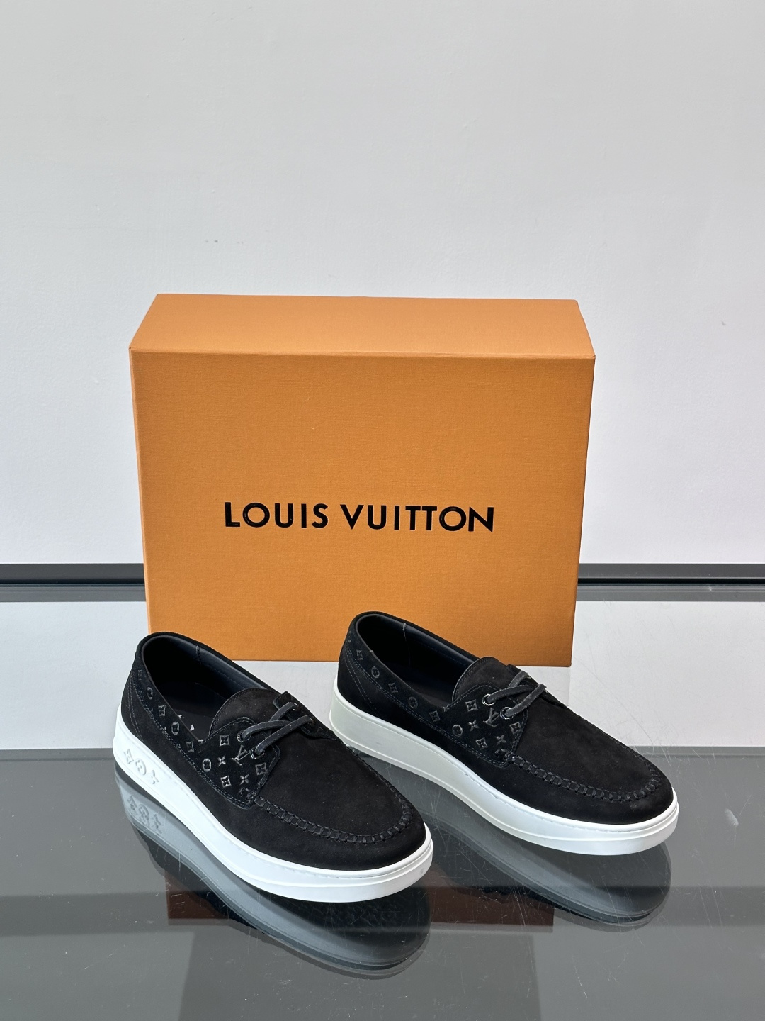 LV男士乐福鞋休闲鞋，采用高品质皮革，鞋面细腻透气，手工缝线+Monogram压纹，细节满分✨。橡胶鞋底