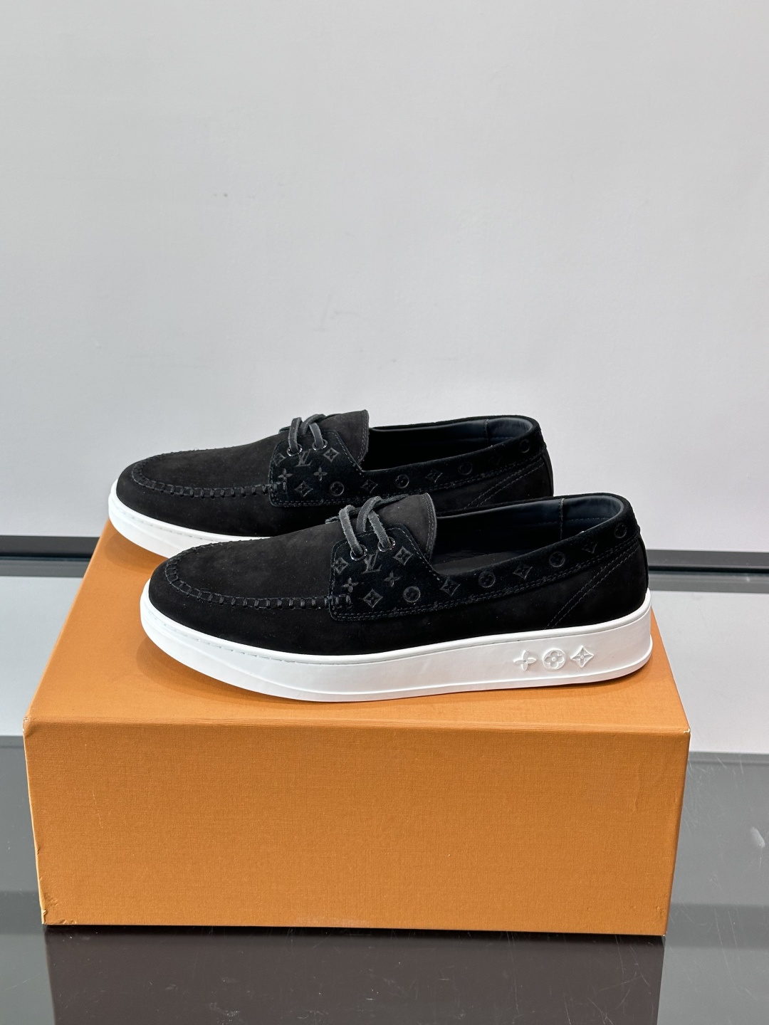 LV男士乐福鞋休闲鞋，采用高品质皮革，鞋面细腻透气，手工缝线+Monogram压纹，细节满分✨。橡胶鞋底