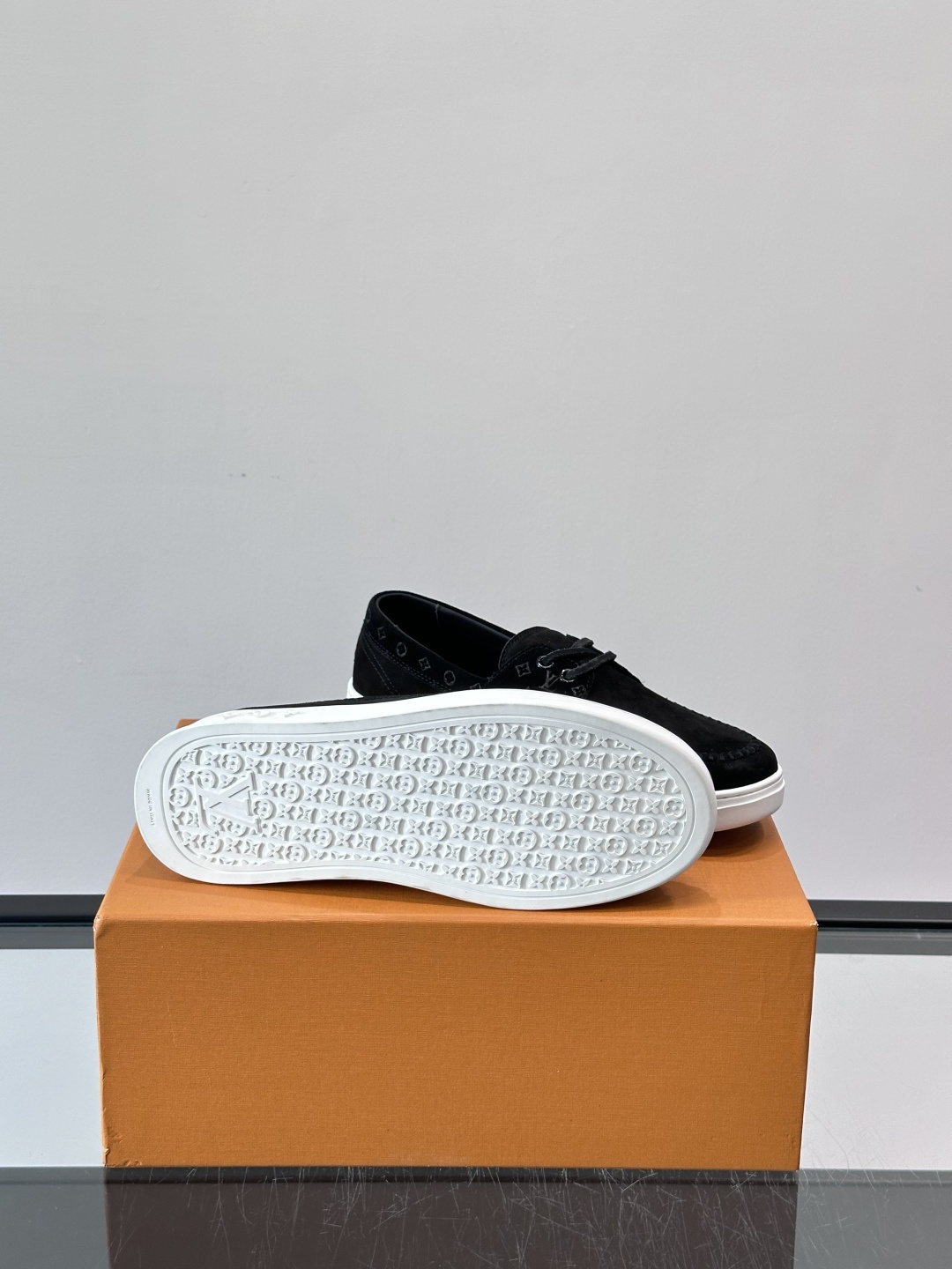 LV男士乐福鞋休闲鞋，采用高品质皮革，鞋面细腻透气，手工缝线+Monogram压纹，细节满分✨。橡胶鞋底