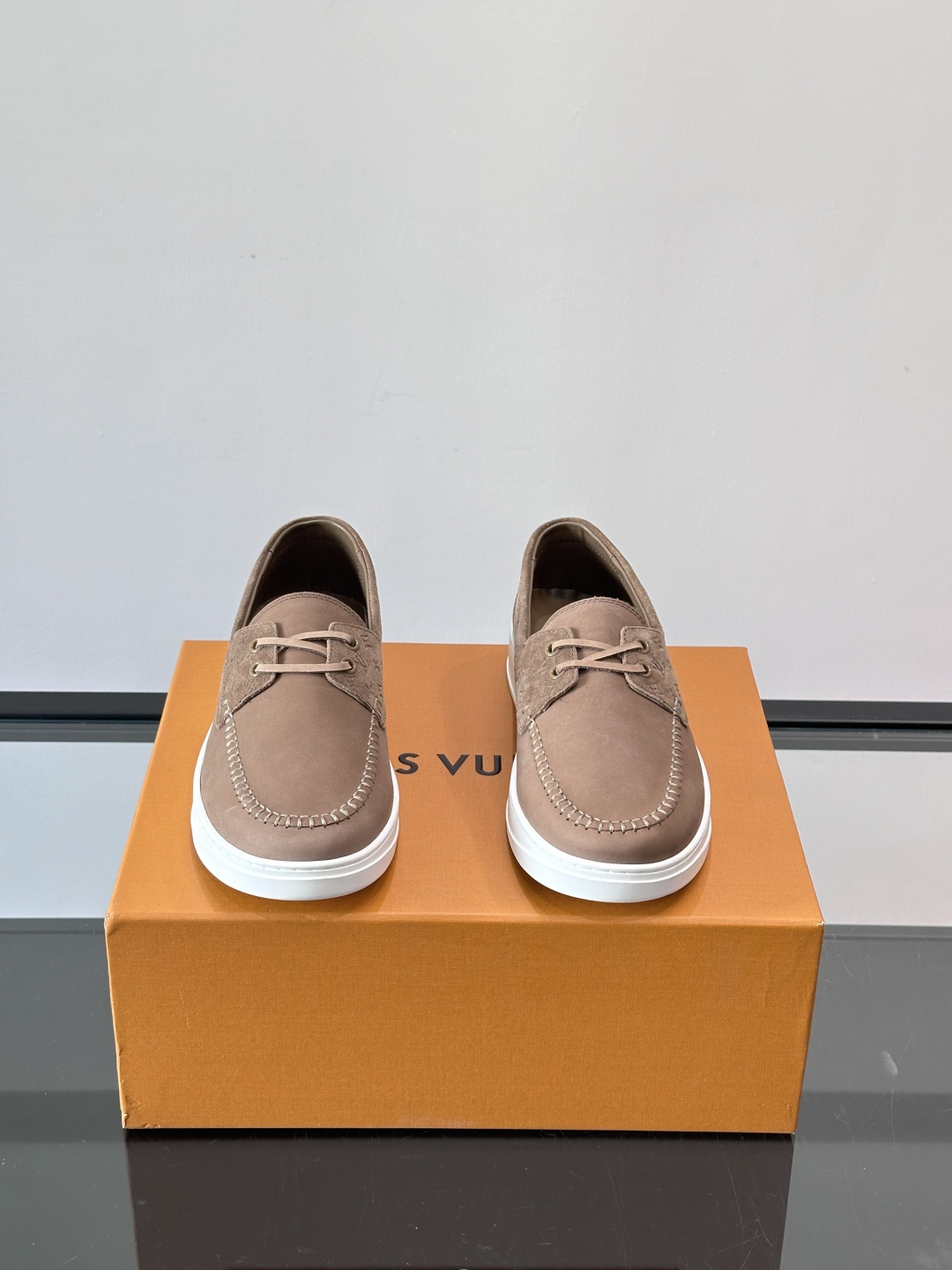 LV男士乐福鞋休闲鞋，采用高品质皮革，鞋面细腻透气，手工缝线+Monogram压纹，细节满分✨。橡胶鞋底