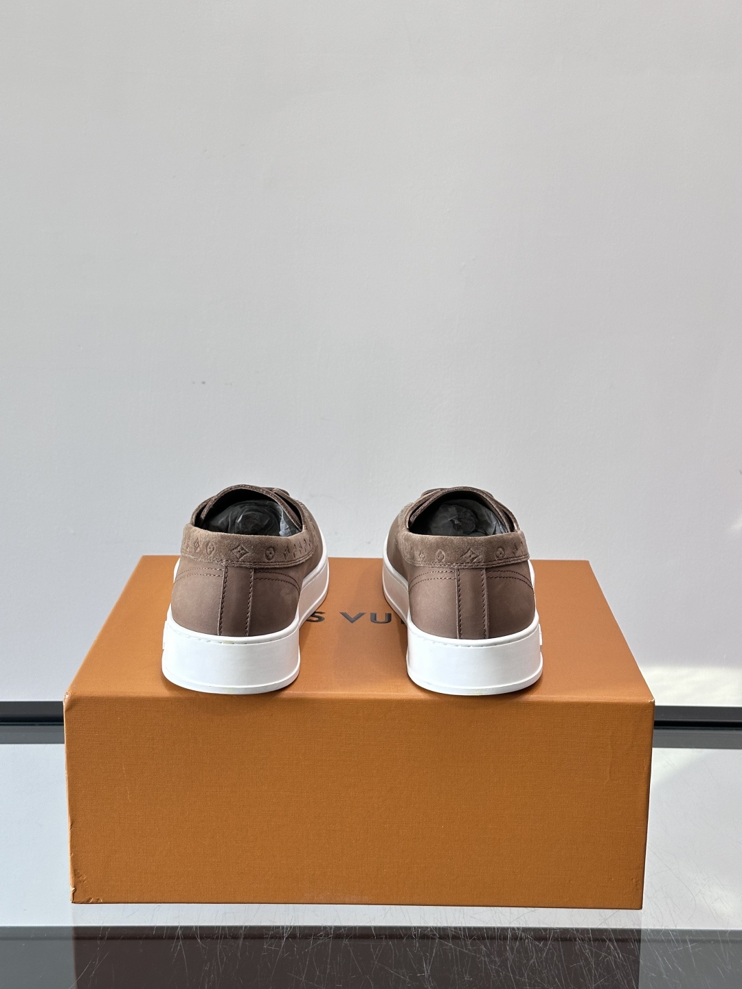 LV男士乐福鞋休闲鞋，采用高品质皮革，鞋面细腻透气，手工缝线+Monogram压纹，细节满分✨。橡胶鞋底