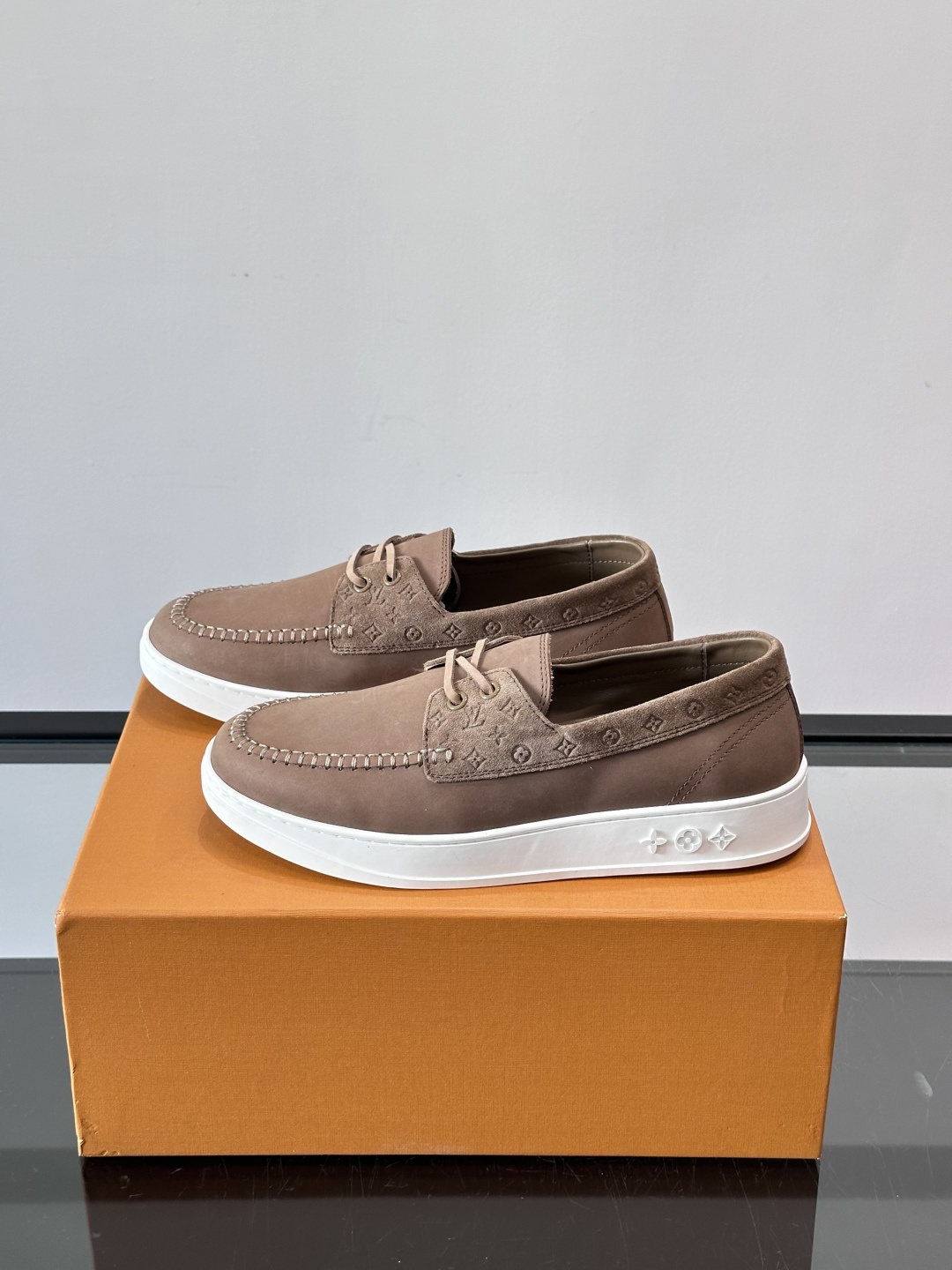 LV男士乐福鞋休闲鞋，采用高品质皮革，鞋面细腻透气，手工缝线+Monogram压纹，细节满分✨。橡胶鞋底