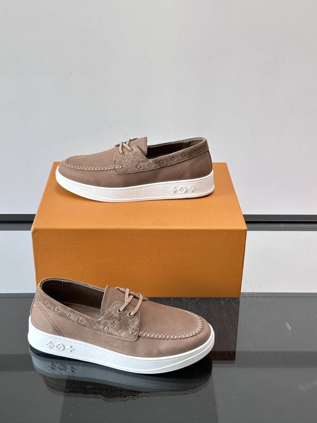 LV男士乐福鞋休闲鞋，采用高品质皮革，鞋面细腻透气，手工缝线+Monogram压纹，细节满分✨。橡胶鞋底