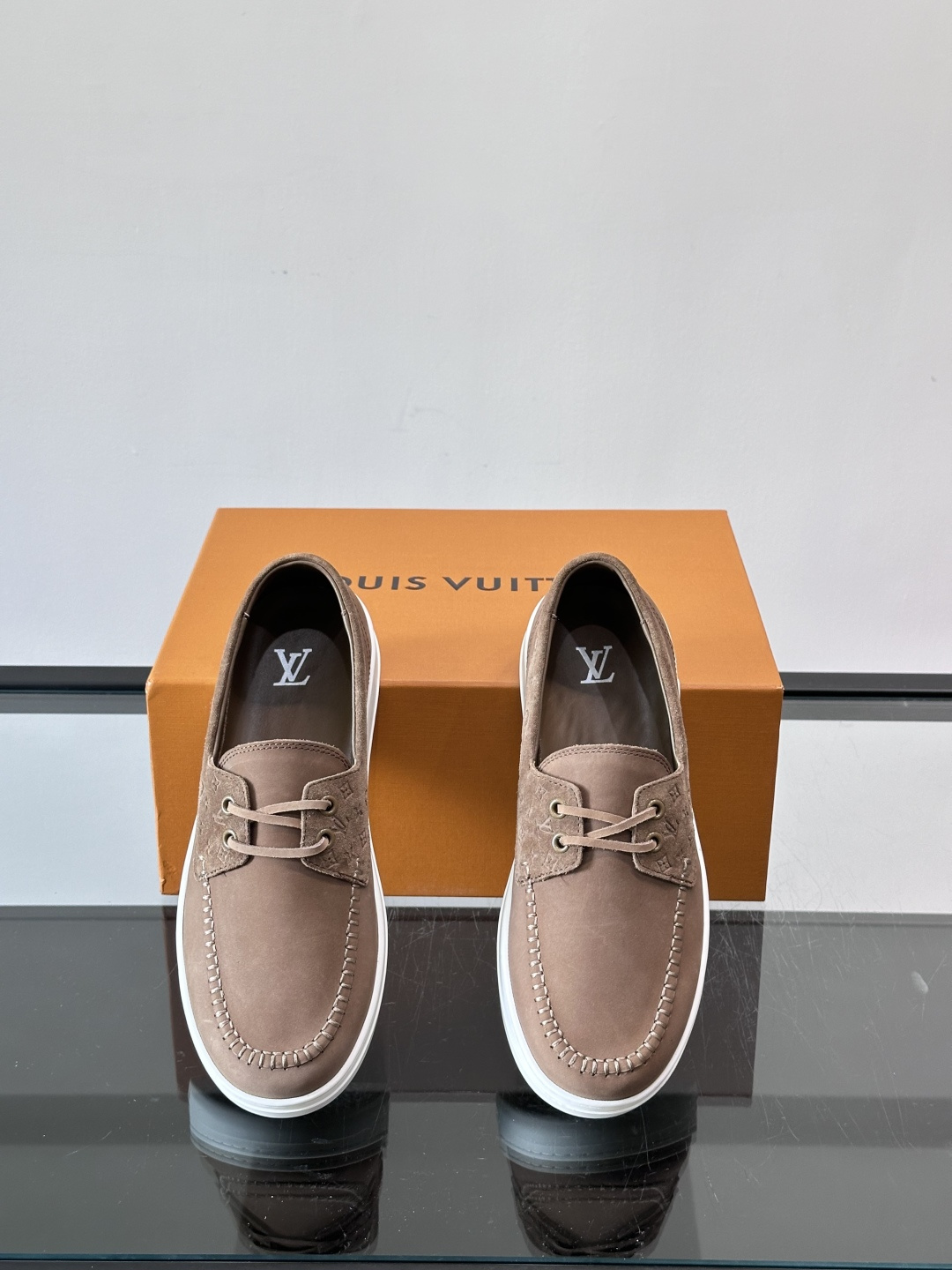 LV男士乐福鞋休闲鞋，采用高品质皮革，鞋面细腻透气，手工缝线+Monogram压纹，细节满分✨。橡胶鞋底