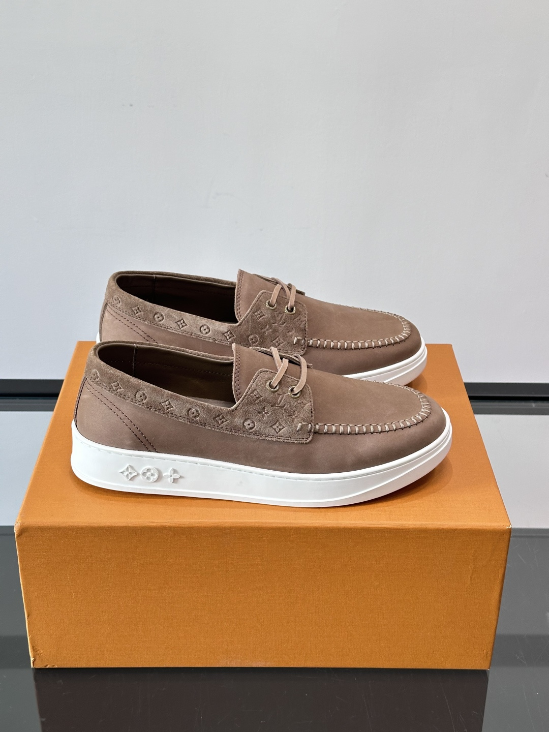 LV男士乐福鞋休闲鞋，采用高品质皮革，鞋面细腻透气，手工缝线+Monogram压纹，细节满分✨。橡胶鞋底