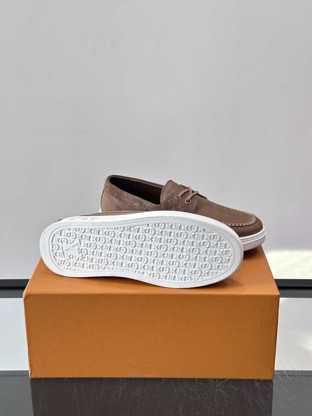 LV男士乐福鞋休闲鞋，采用高品质皮革，鞋面细腻透气，手工缝线+Monogram压纹，细节满分✨。橡胶鞋底