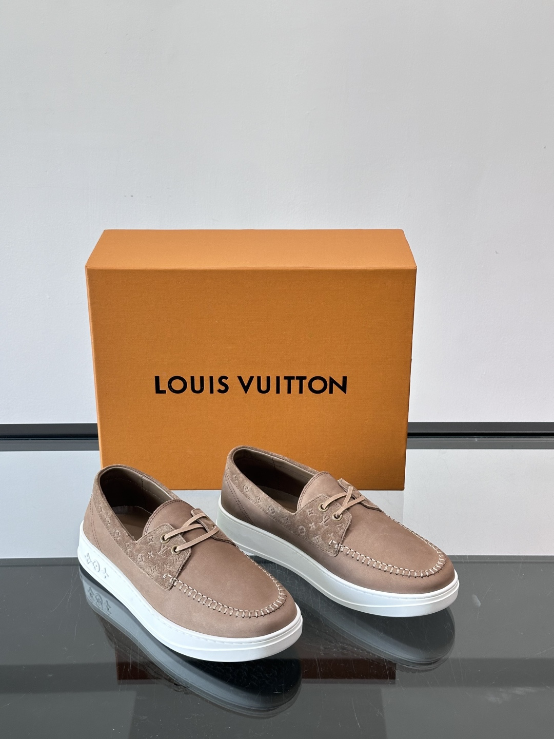 LV男士乐福鞋休闲鞋，采用高品质皮革，鞋面细腻透气，手工缝线+Monogram压纹，细节满分✨。橡胶鞋底