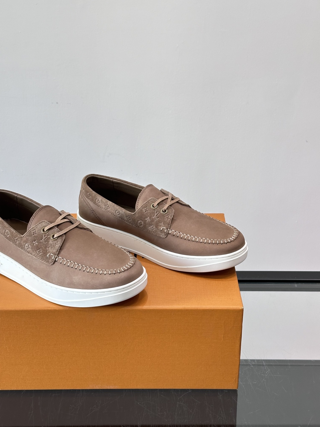 LV男士乐福鞋休闲鞋，采用高品质皮革，鞋面细腻透气，手工缝线+Monogram压纹，细节满分✨。橡胶鞋底