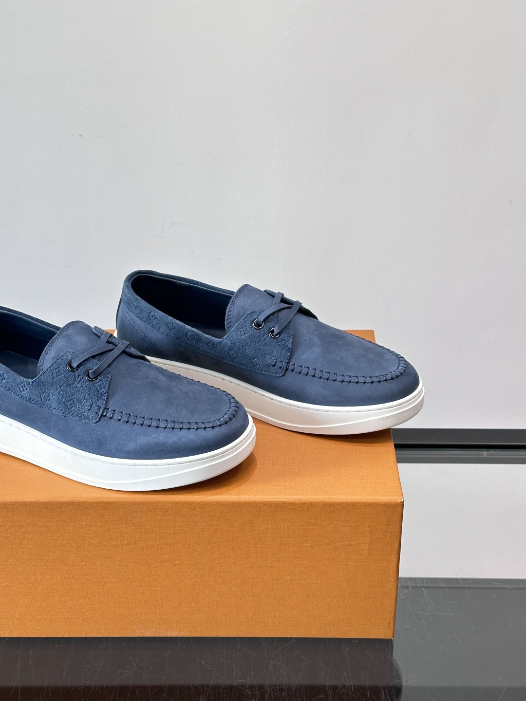 LV男士乐福鞋休闲鞋，采用高品质皮革，鞋面细腻透气，手工缝线+Monogram压纹，细节满分✨。橡胶鞋底