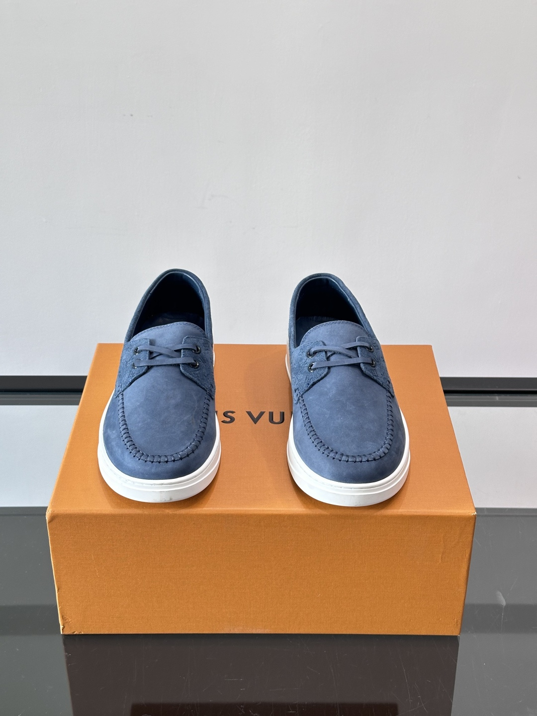 LV男士乐福鞋休闲鞋，采用高品质皮革，鞋面细腻透气，手工缝线+Monogram压纹，细节满分✨。橡胶鞋底