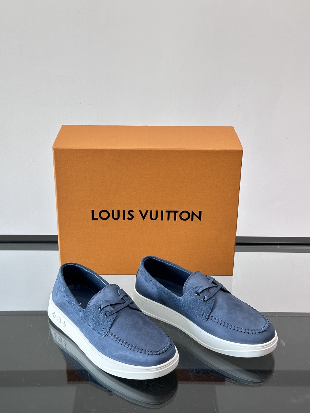 LV男士乐福鞋休闲鞋，采用高品质皮革，鞋面细腻透气，手工缝线+Monogram压纹，细节满分✨。橡胶鞋底