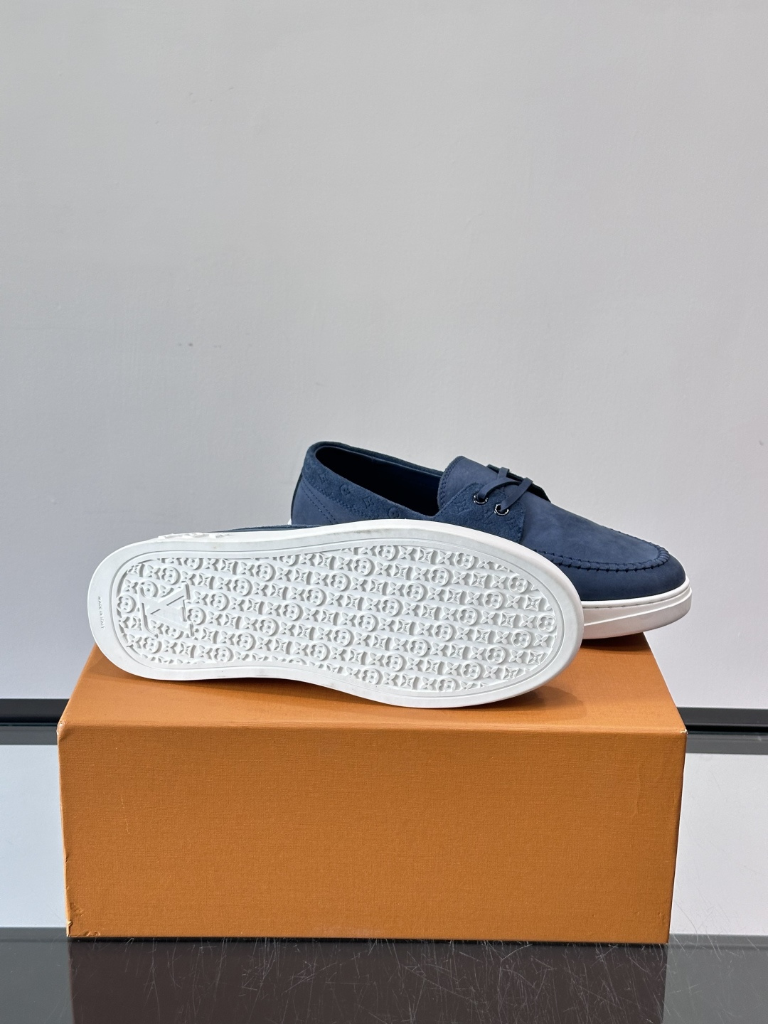 LV男士乐福鞋休闲鞋，采用高品质皮革，鞋面细腻透气，手工缝线+Monogram压纹，细节满分✨。橡胶鞋底