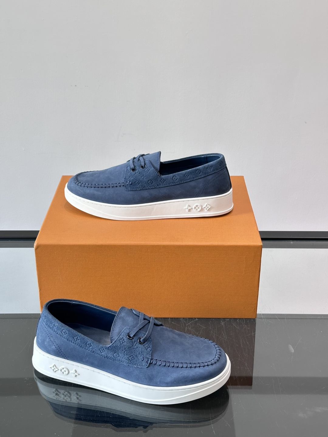 LV男士乐福鞋休闲鞋，采用高品质皮革，鞋面细腻透气，手工缝线+Monogram压纹，细节满分✨。橡胶鞋底