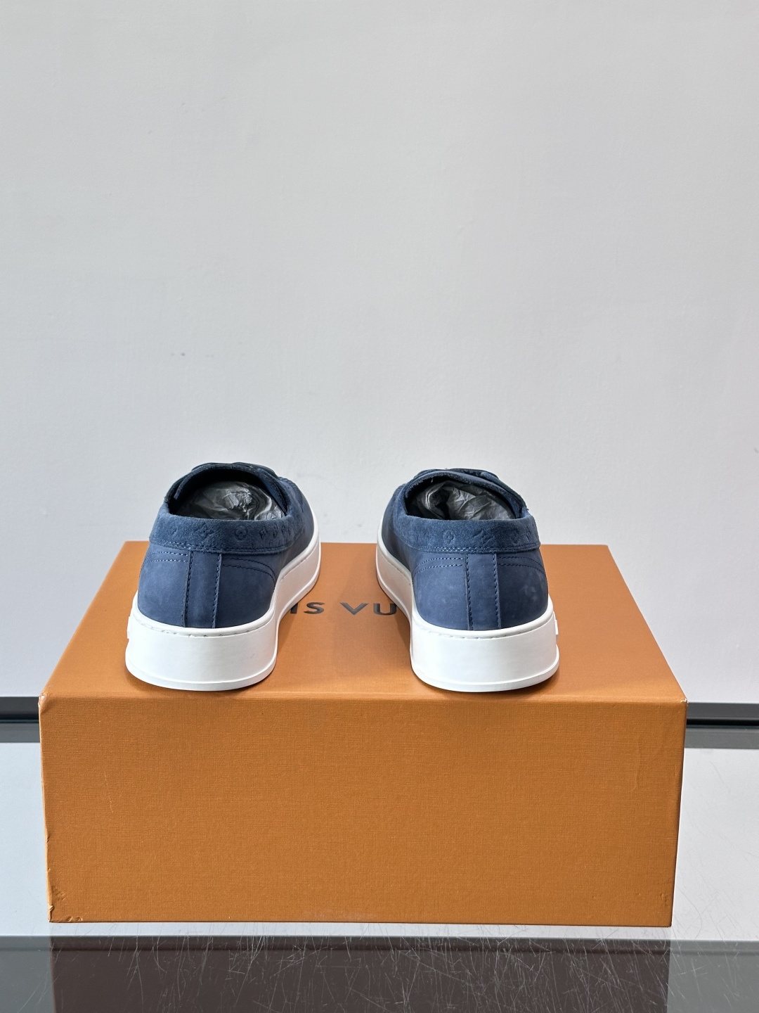 LV男士乐福鞋休闲鞋，采用高品质皮革，鞋面细腻透气，手工缝线+Monogram压纹，细节满分✨。橡胶鞋底