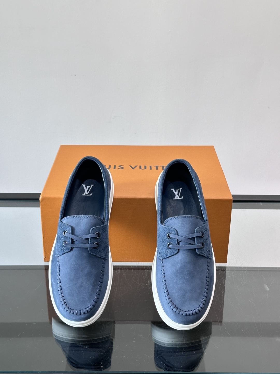 LV男士乐福鞋休闲鞋，采用高品质皮革，鞋面细腻透气，手工缝线+Monogram压纹，细节满分✨。橡胶鞋底