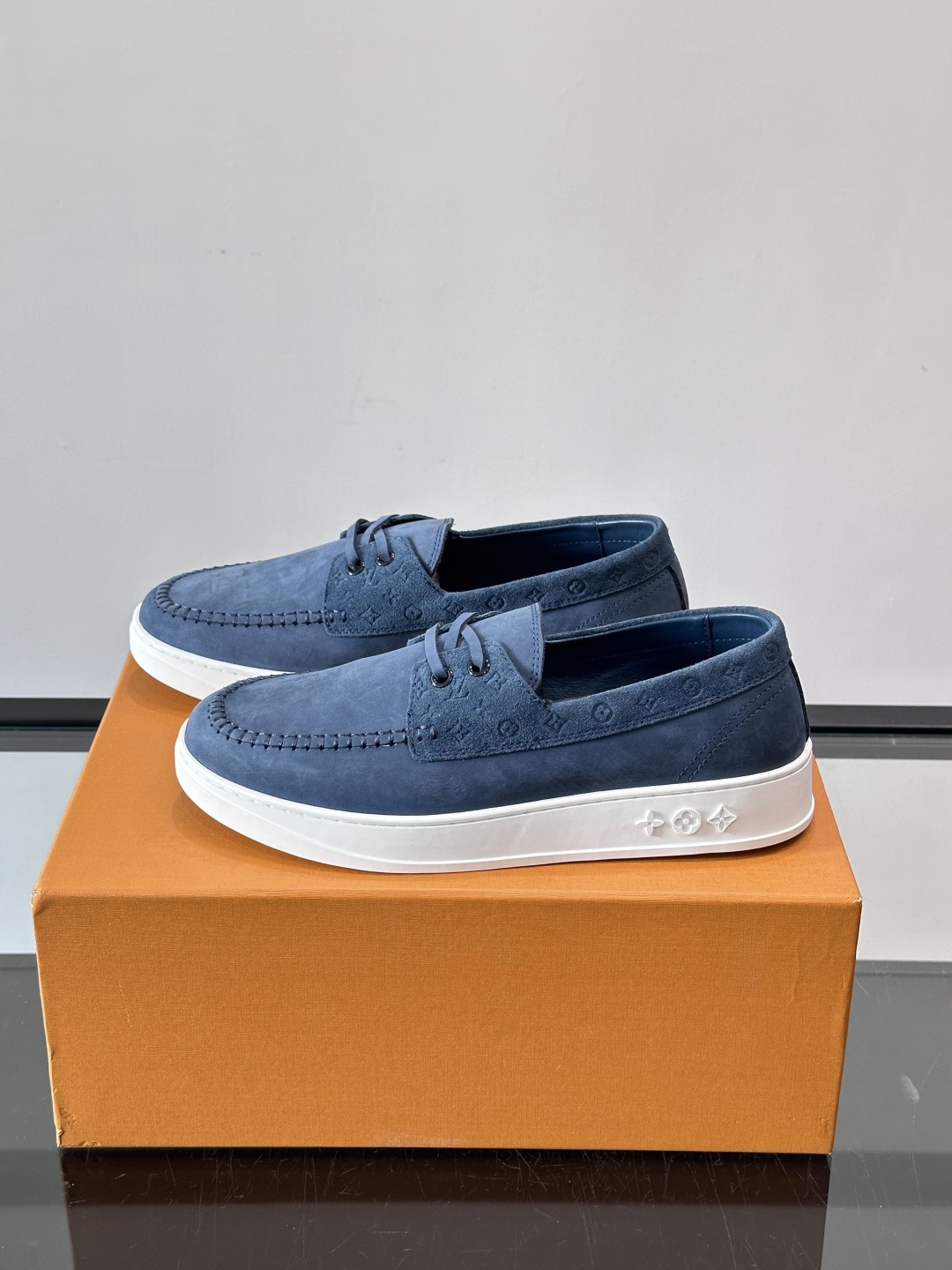 LV男士乐福鞋休闲鞋，采用高品质皮革，鞋面细腻透气，手工缝线+Monogram压纹，细节满分✨。橡胶鞋底