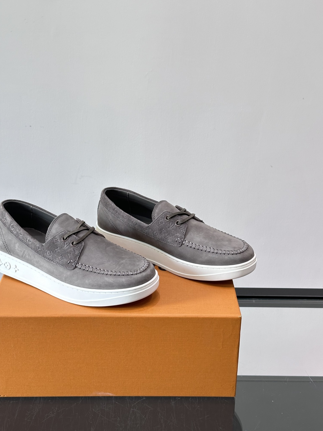 LV男士乐福鞋休闲鞋，采用高品质皮革，鞋面细腻透气，手工缝线+Monogram压纹，细节满分✨。橡胶鞋底