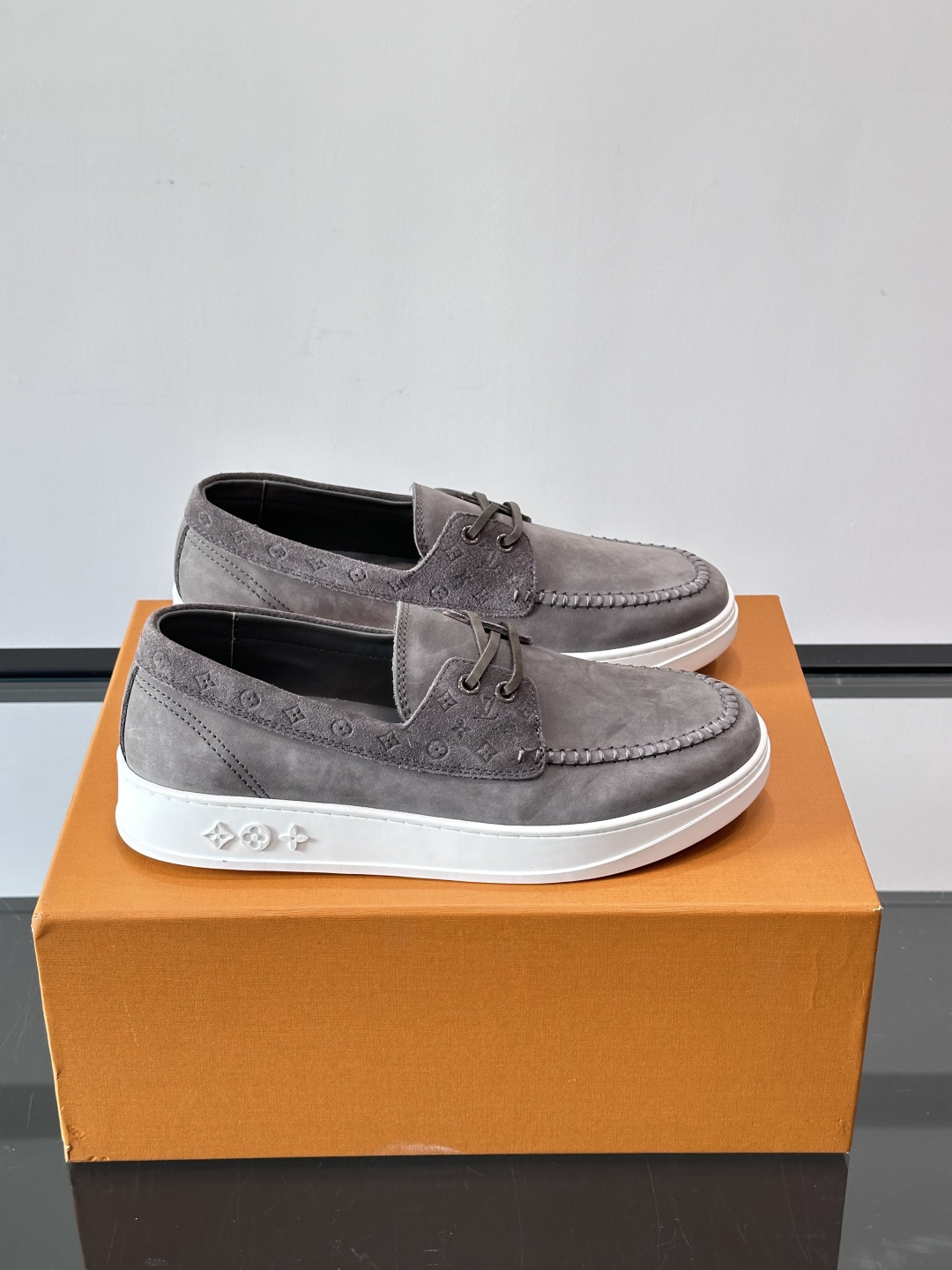 LV男士乐福鞋休闲鞋，采用高品质皮革，鞋面细腻透气，手工缝线+Monogram压纹，细节满分✨。橡胶鞋底