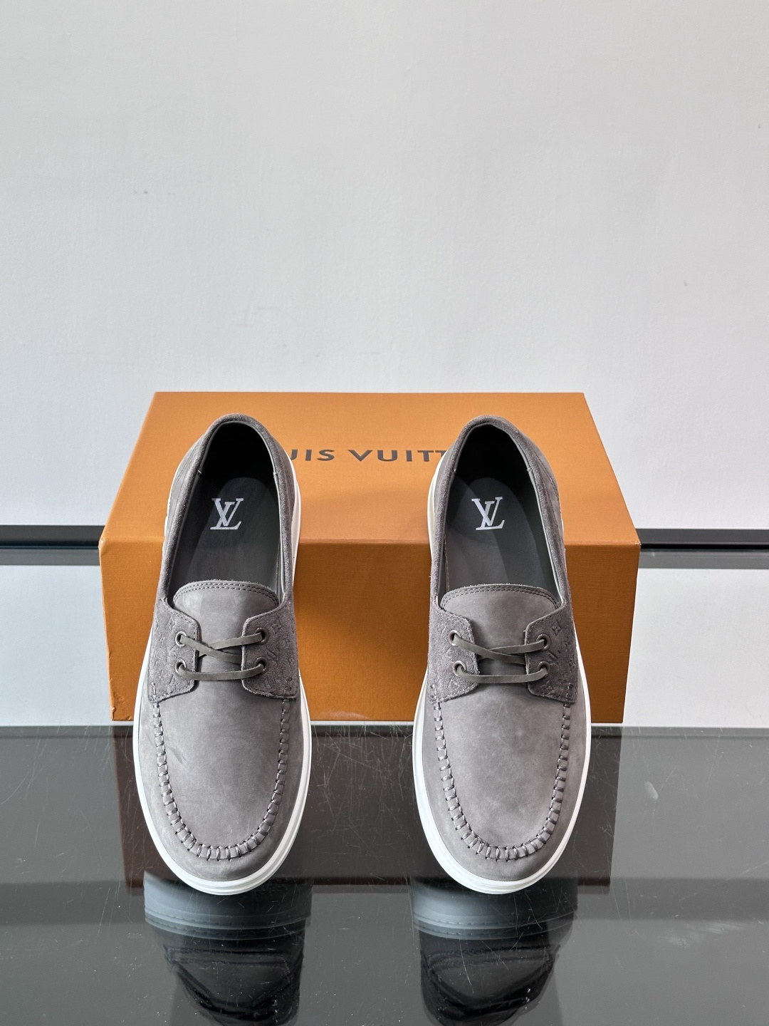 LV男士乐福鞋休闲鞋，采用高品质皮革，鞋面细腻透气，手工缝线+Monogram压纹，细节满分✨。橡胶鞋底