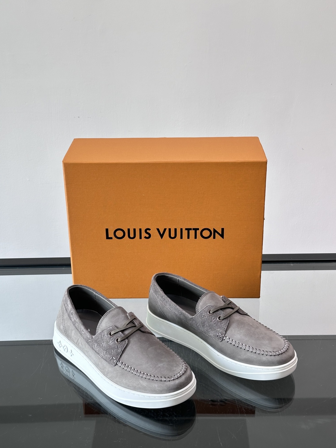 LV男士乐福鞋休闲鞋，采用高品质皮革，鞋面细腻透气，手工缝线+Monogram压纹，细节满分✨。橡胶鞋底