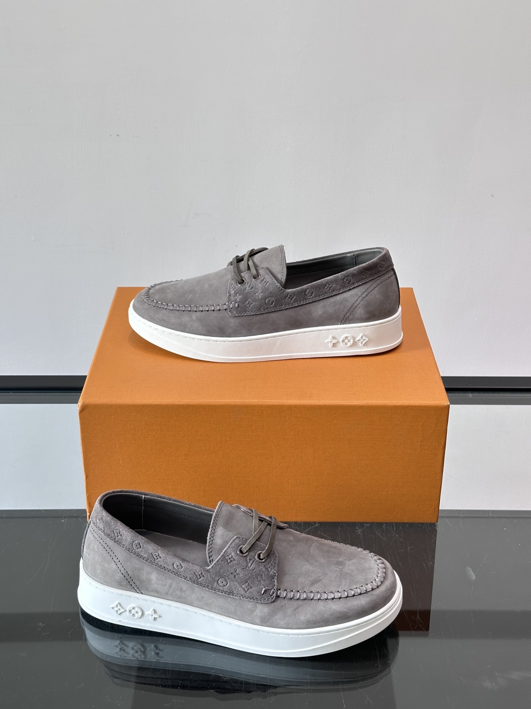 LV男士乐福鞋休闲鞋，采用高品质皮革，鞋面细腻透气，手工缝线+Monogram压纹，细节满分✨。橡胶鞋底