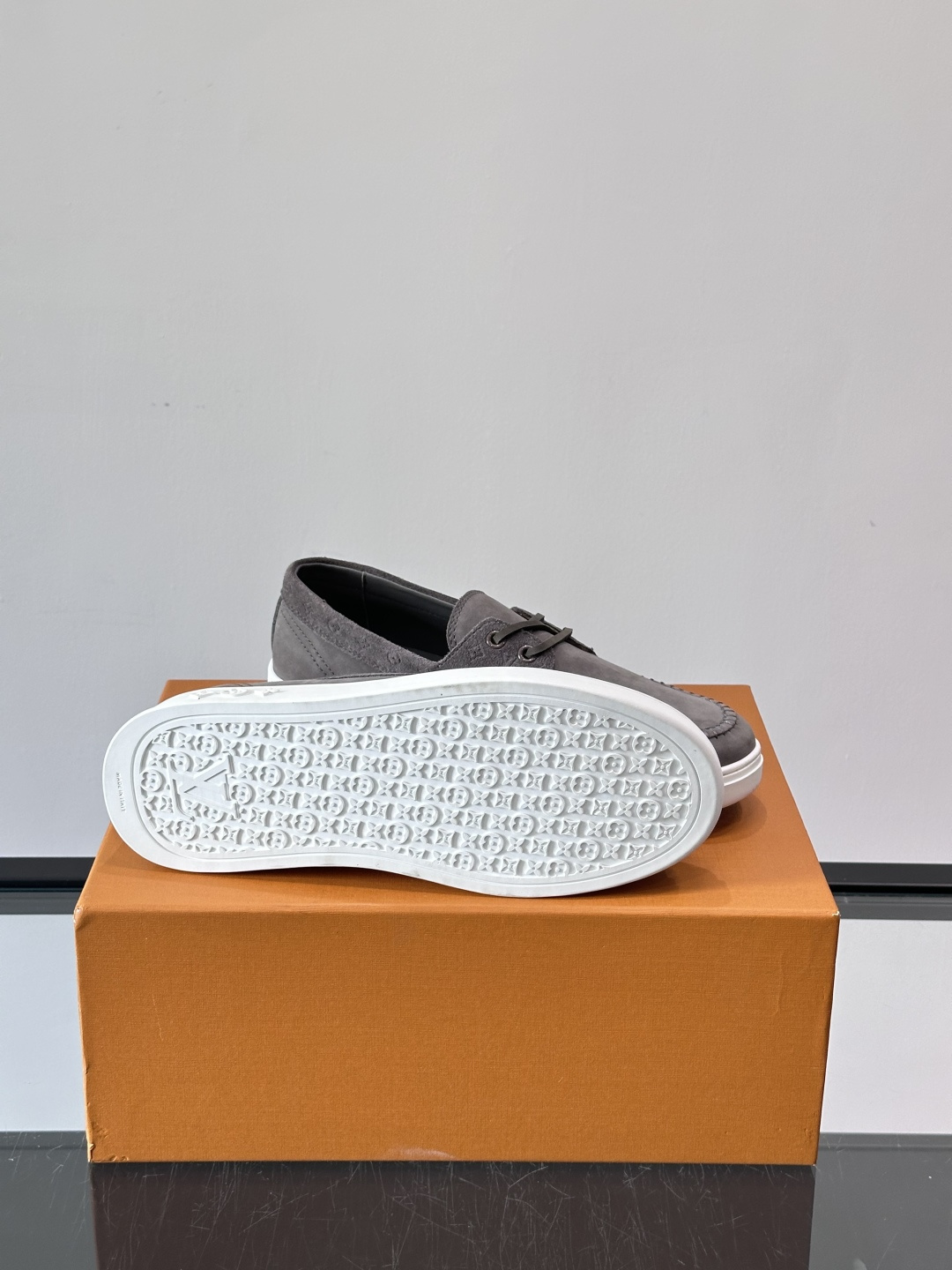 LV男士乐福鞋休闲鞋，采用高品质皮革，鞋面细腻透气，手工缝线+Monogram压纹，细节满分✨。橡胶鞋底