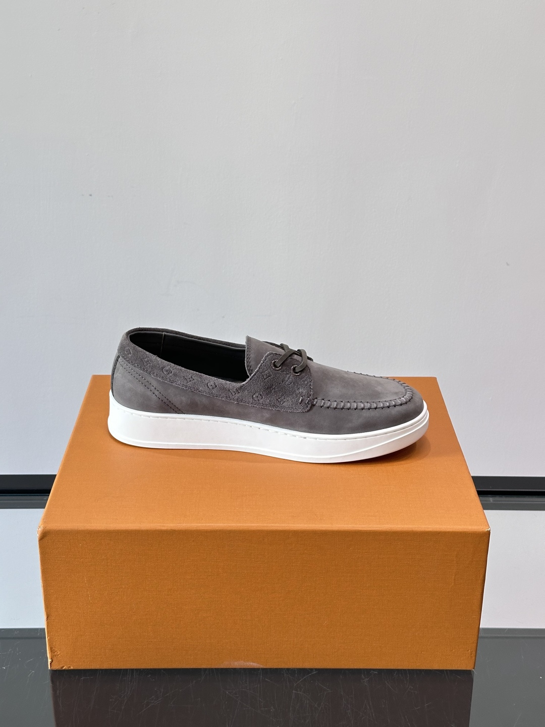 LV男士乐福鞋休闲鞋，采用高品质皮革，鞋面细腻透气，手工缝线+Monogram压纹，细节满分✨。橡胶鞋底