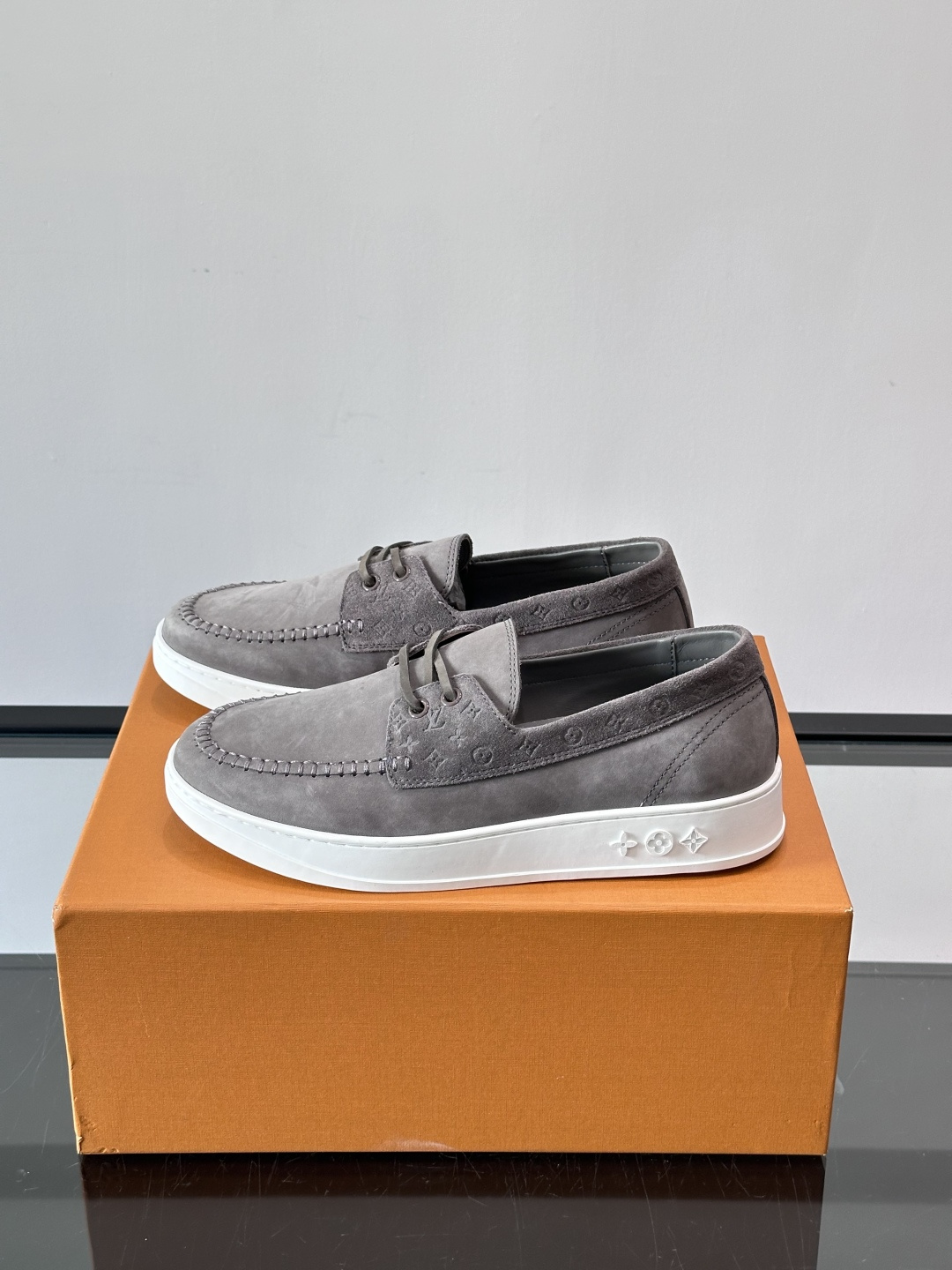 LV男士乐福鞋休闲鞋，采用高品质皮革，鞋面细腻透气，手工缝线+Monogram压纹，细节满分✨。橡胶鞋底