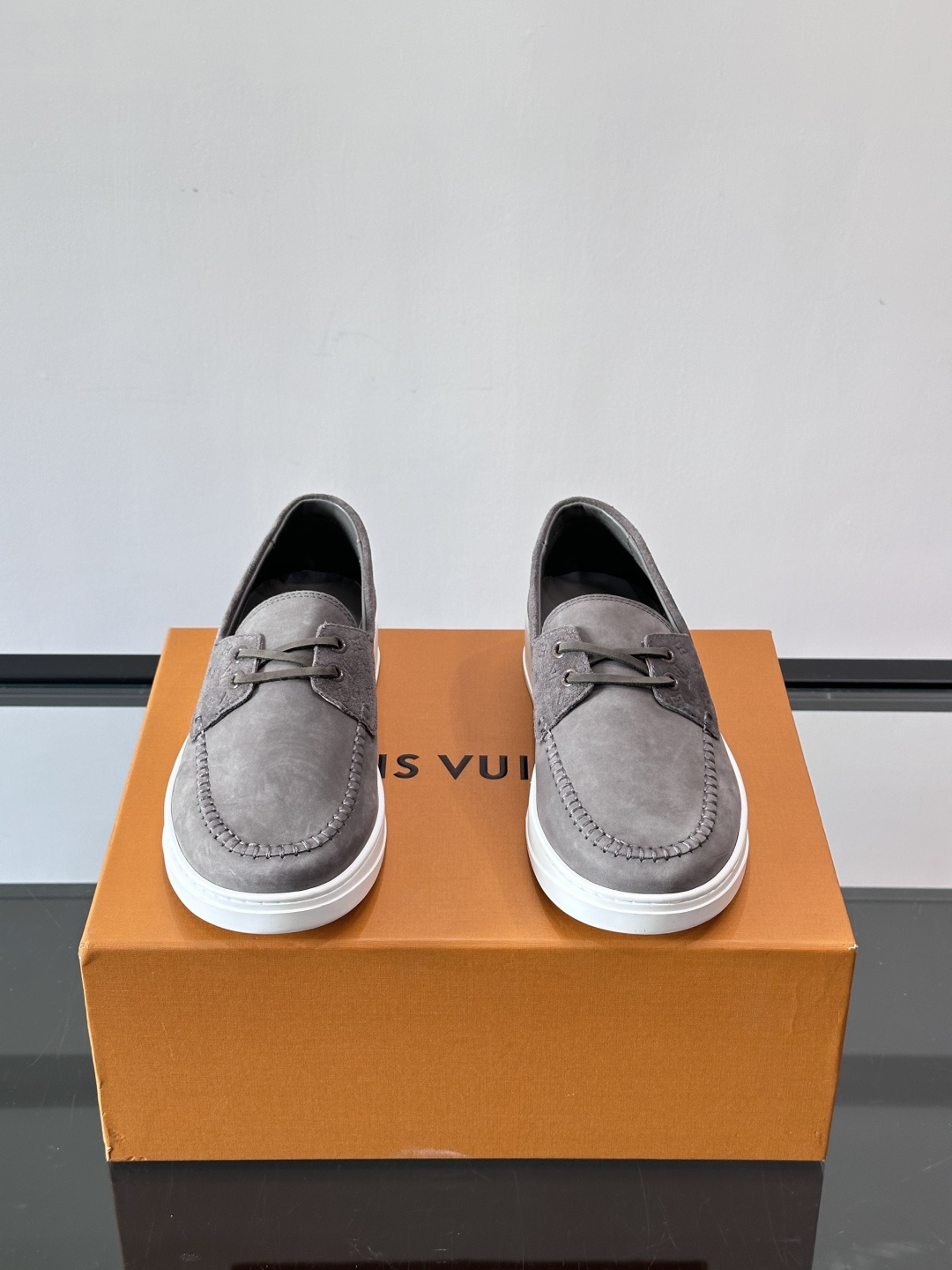 LV男士乐福鞋休闲鞋，采用高品质皮革，鞋面细腻透气，手工缝线+Monogram压纹，细节满分✨。橡胶鞋底