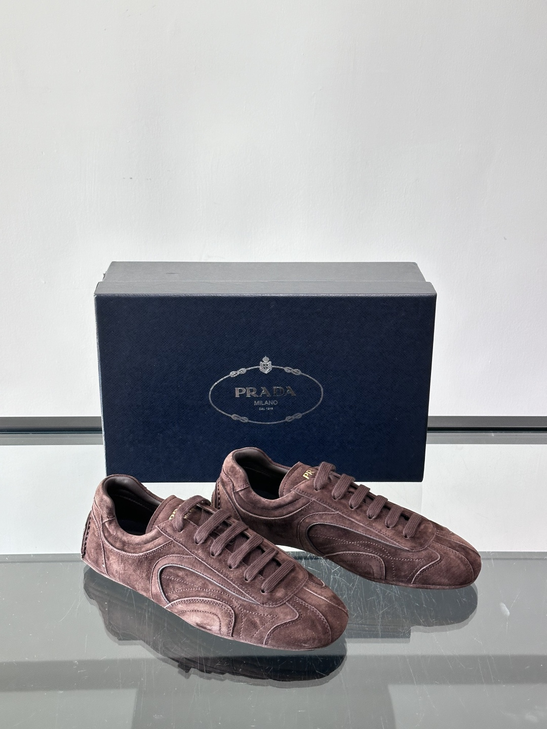 Prada Montecarlo男士薄底运动鞋，采用优质NaPPa皮革，质感细腻又耐用。灵感源自赛车运动