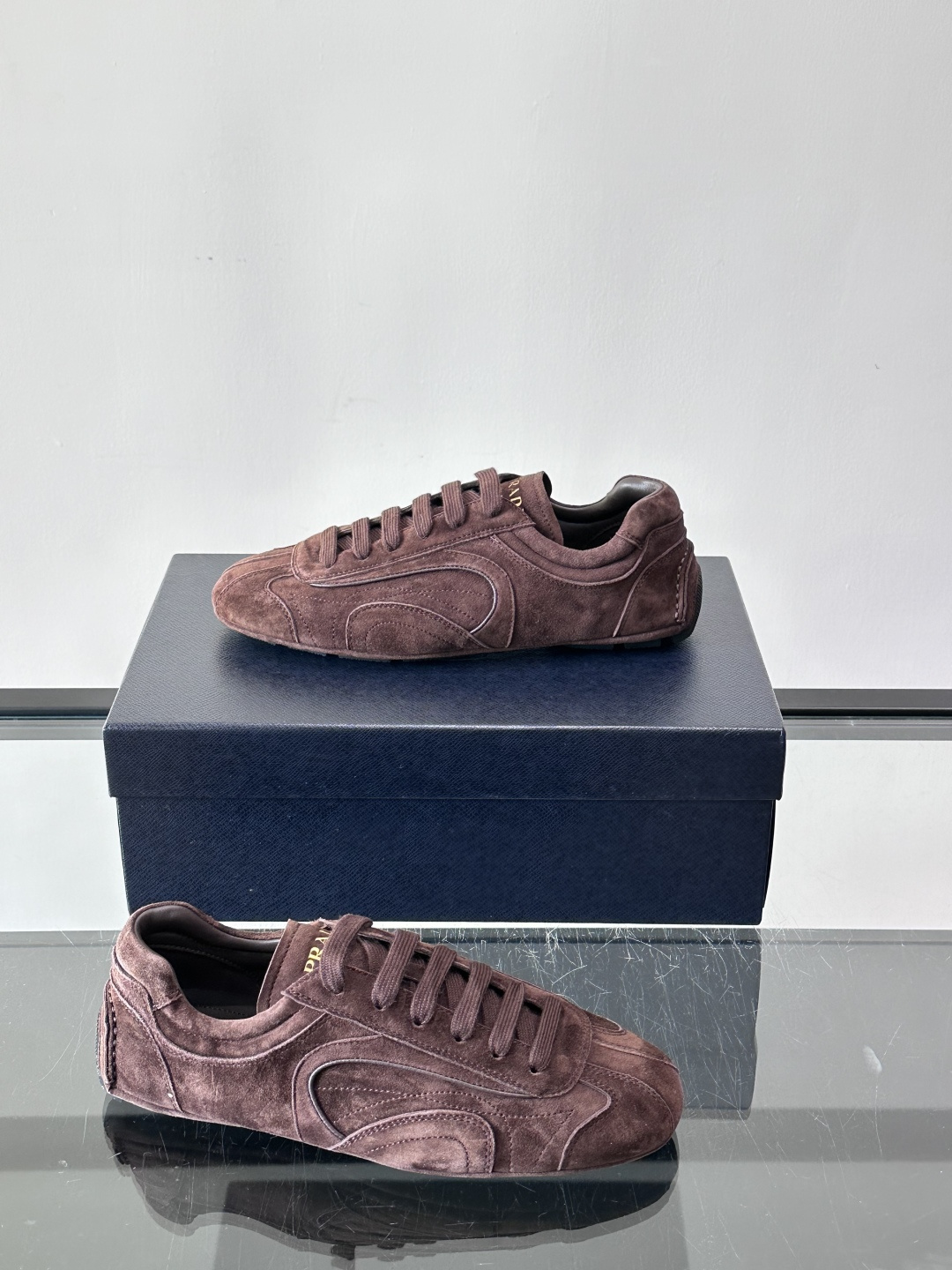 Prada Montecarlo男士薄底运动鞋，采用优质NaPPa皮革，质感细腻又耐用。灵感源自赛车运动