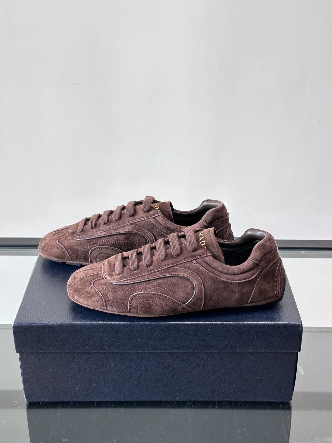 Prada Montecarlo男士薄底运动鞋，采用优质NaPPa皮革，质感细腻又耐用。灵感源自赛车运动