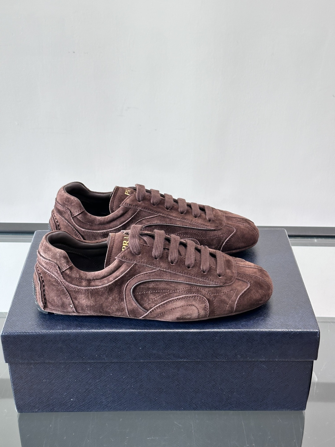 Prada Montecarlo男士薄底运动鞋，采用优质NaPPa皮革，质感细腻又耐用。灵感源自赛车运动