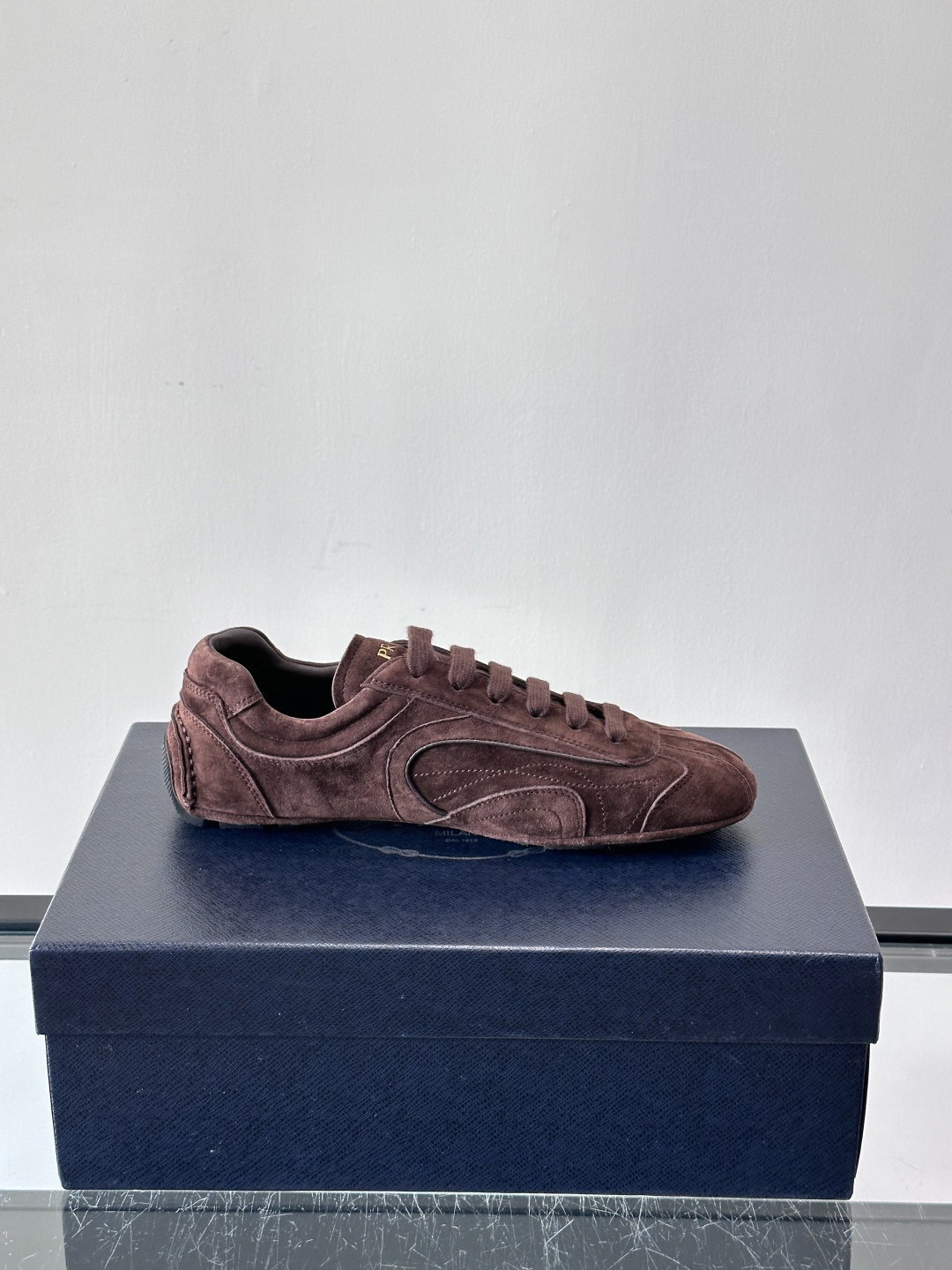 Prada Montecarlo男士薄底运动鞋，采用优质NaPPa皮革，质感细腻又耐用。灵感源自赛车运动