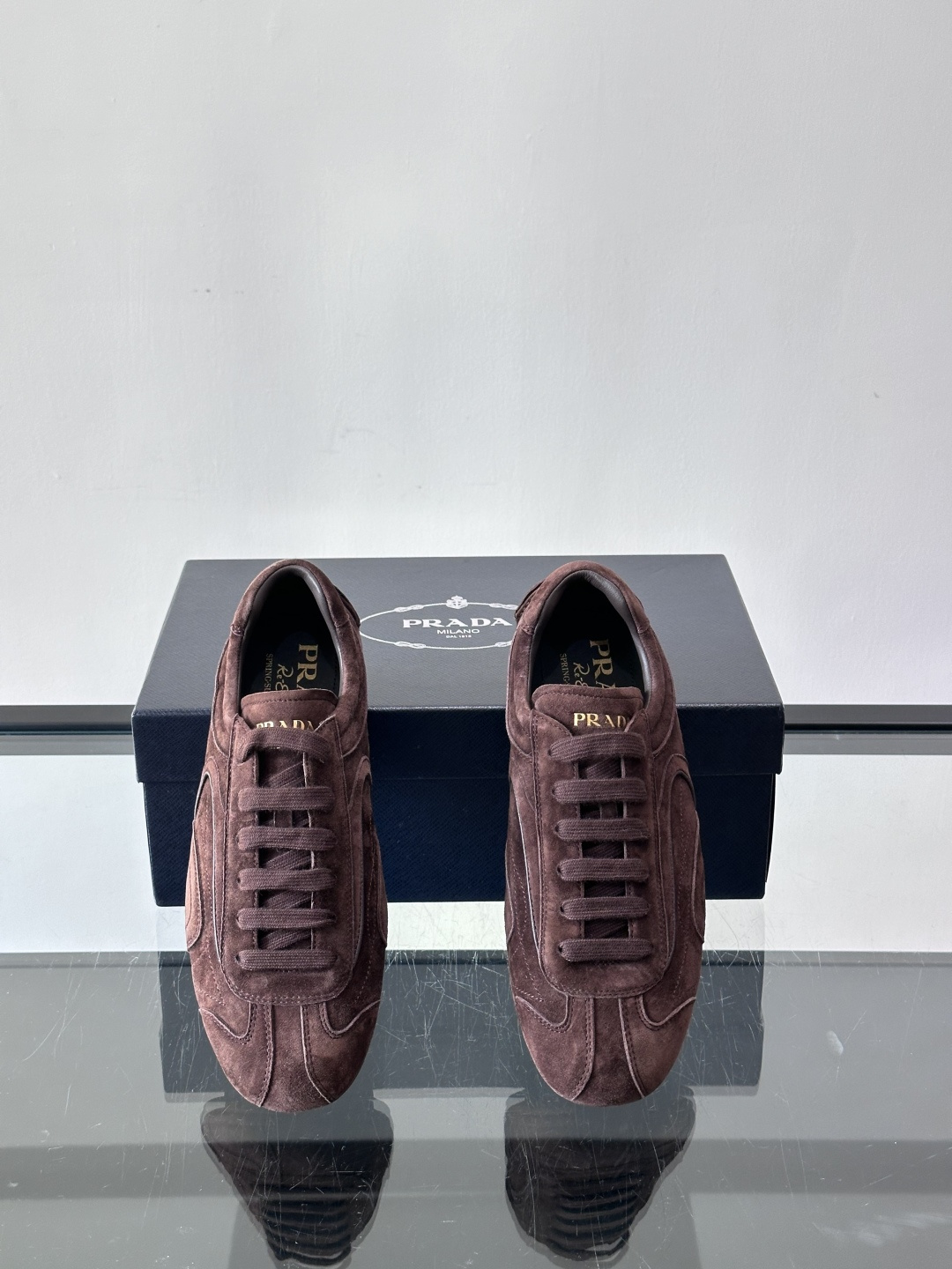 Prada Montecarlo男士薄底运动鞋，采用优质NaPPa皮革，质感细腻又耐用。灵感源自赛车运动